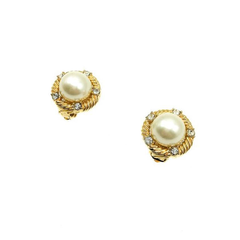 Perfect Vintage Ciner Pearl Earrings. Crafted in gold plated metal and set with large glass simulated pearls with surrounding crystal accents. In very good vintage condition, signed, 2.2cms. A total classic and beautiful style staple for your jewel