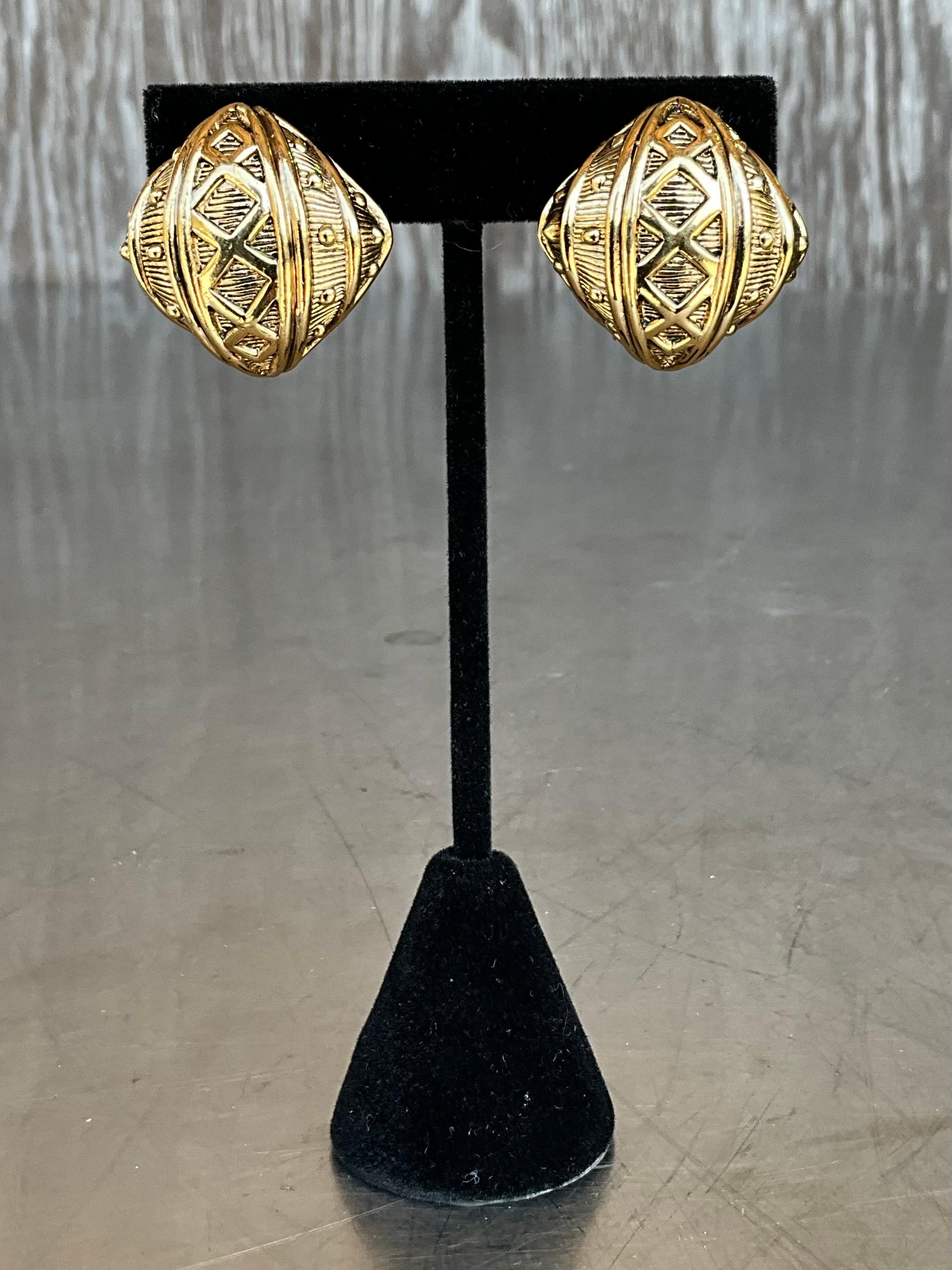 Los pendientes de clip vintage Ciner en tono dorado son apreciados por su elegancia atemporal y su excepcional artesanía. Ciner, fundada a principios del siglo XX, tiene un legado de producción de bisutería de alta calidad que sigue cautivando a