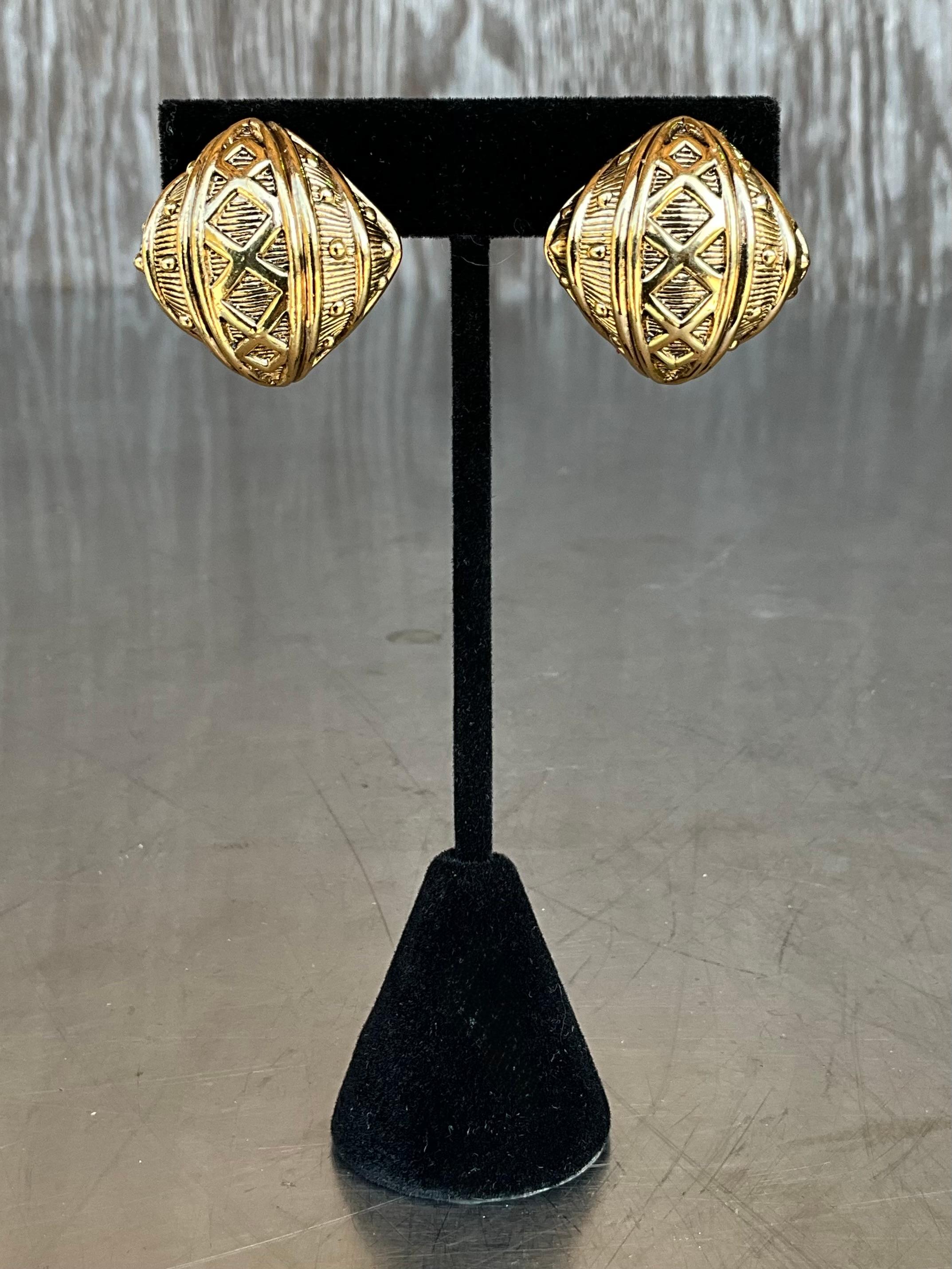 Femenino o masculino Pendientes de clip vintage Ciner en tono dorado en venta