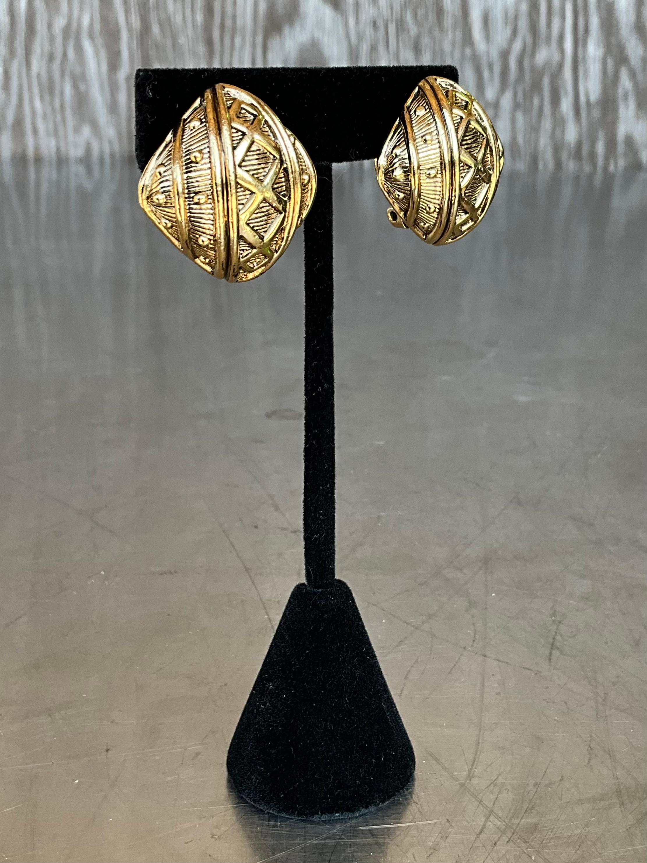 Pendientes de clip vintage Ciner en tono dorado en venta 1