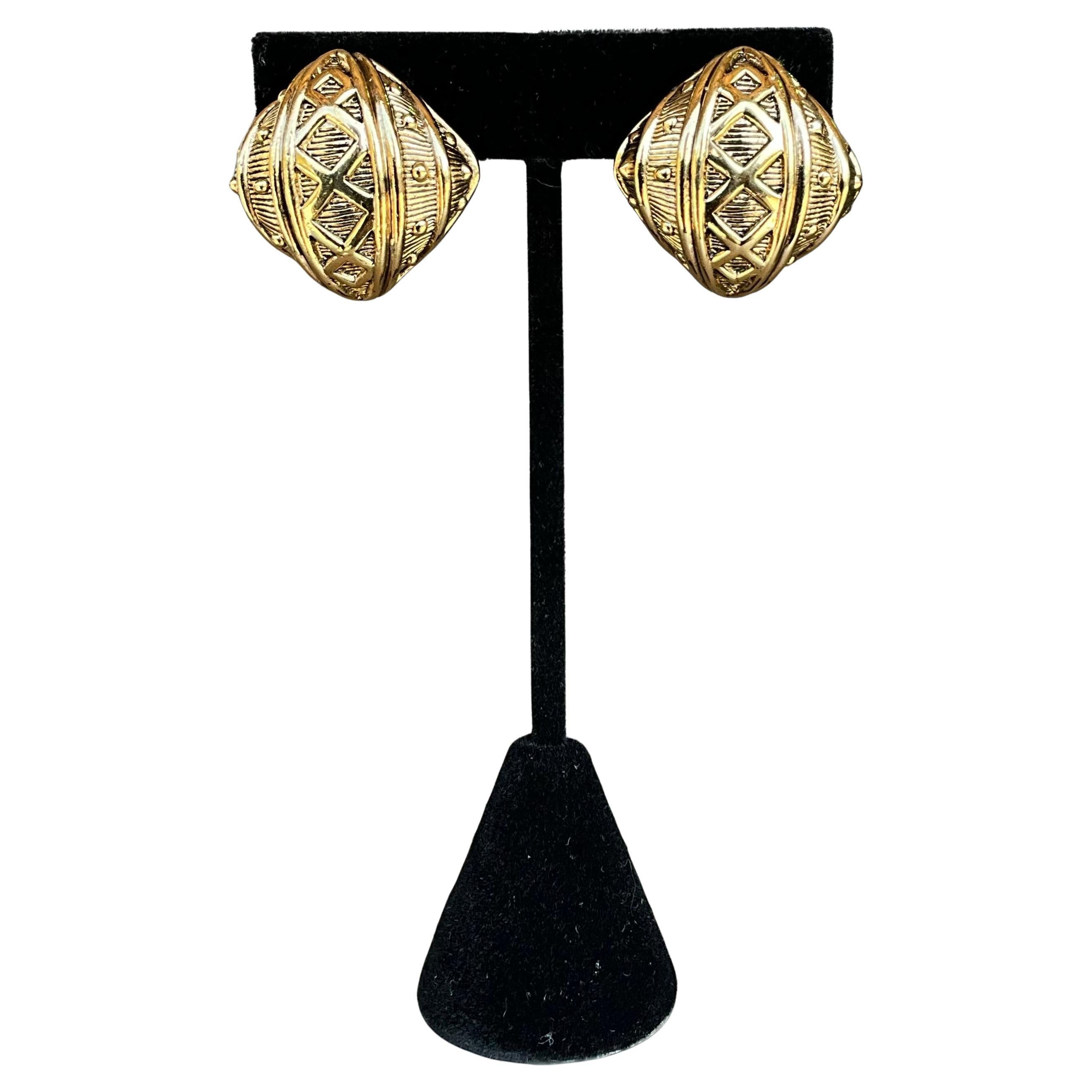 Pendientes de clip vintage Ciner en tono dorado en venta