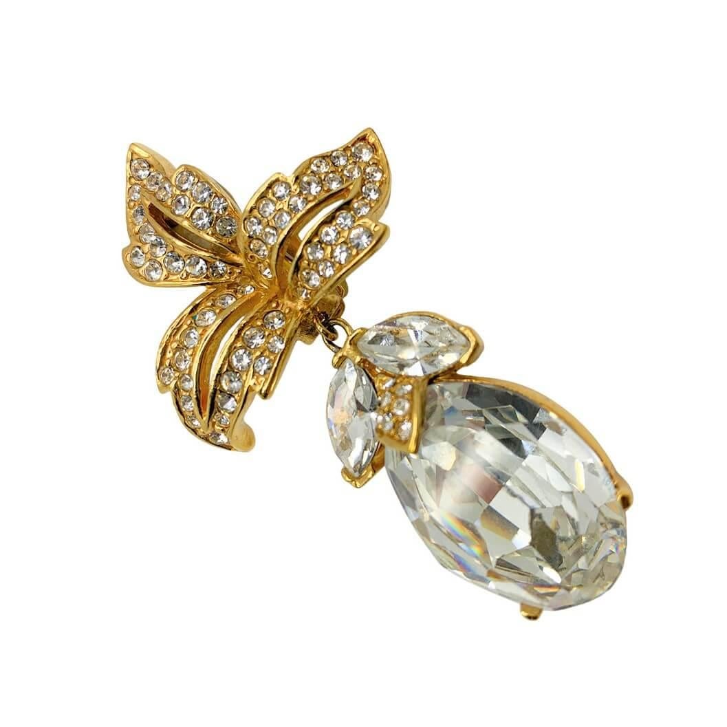 A spectacular pair of vintage Ciner leaf crystal earrings featuring enormous drop crystals. Vintage Condition: Very good without damage or noteworthy wear. 
Materials: Gold plated metal, glass crystal
Signed: Ciner
Fastening: Clip on
Approximate