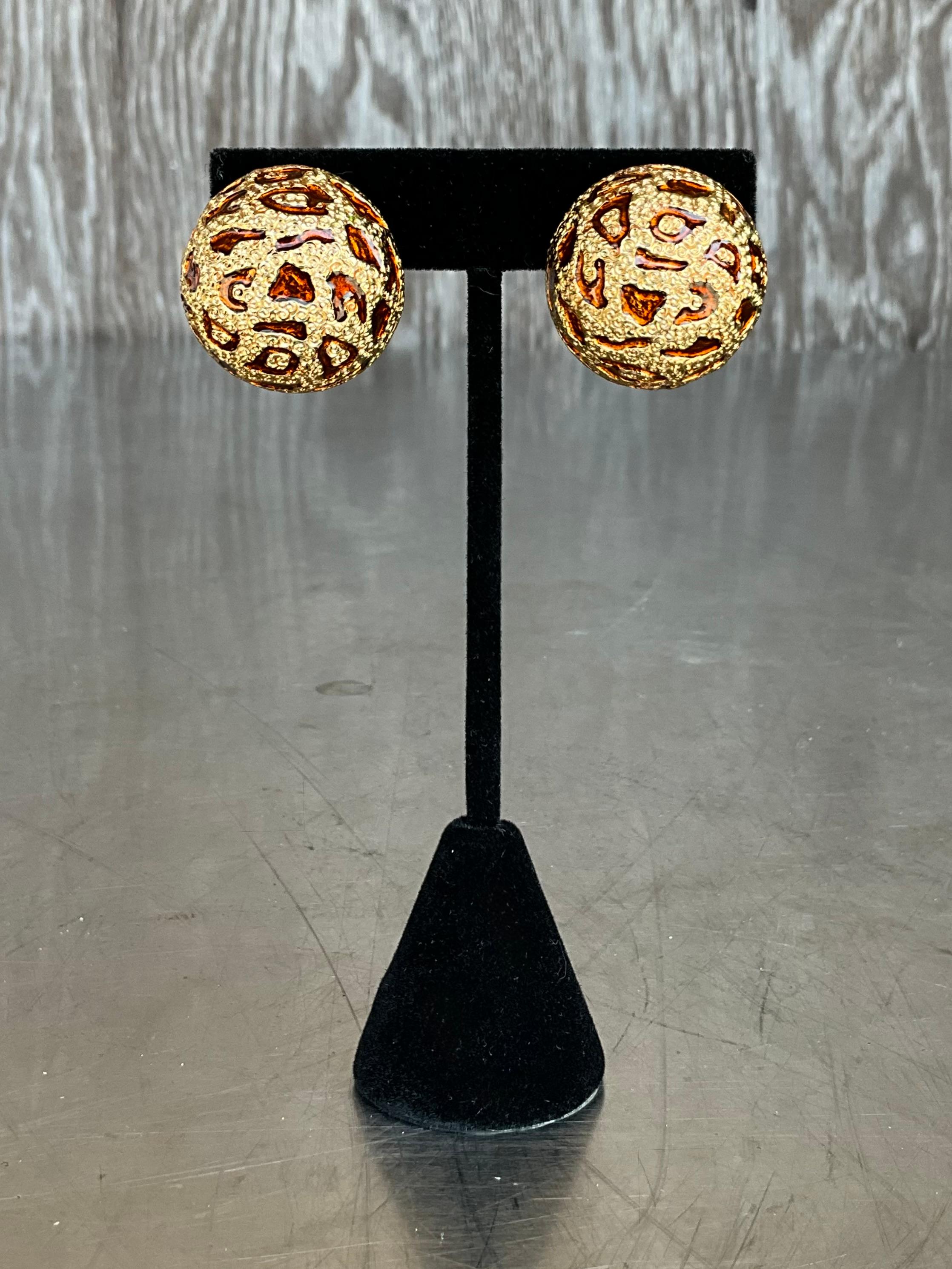 ​Ciner, established in 1892, is renowned for its exquisite costume jewelry, blending intricate design with luxurious materials. The brand's leopard-themed enamel clip-on earrings exemplify this legacy, combining animal motifs with vibrant enamel