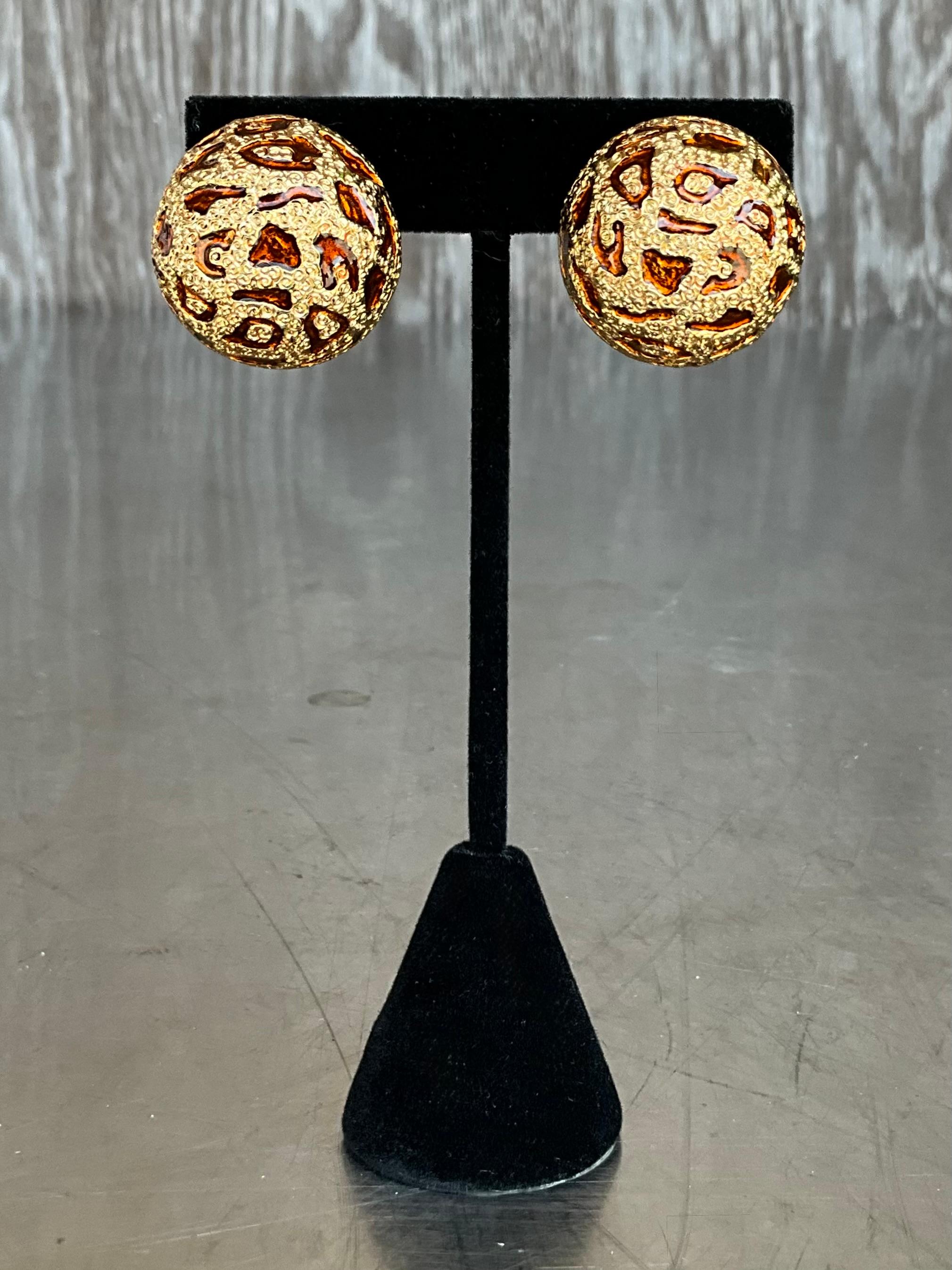 Vintage Ciner Leopard Enamel Clip on Earrings In Good Condition For Sale In Lake Worth Beach, FL