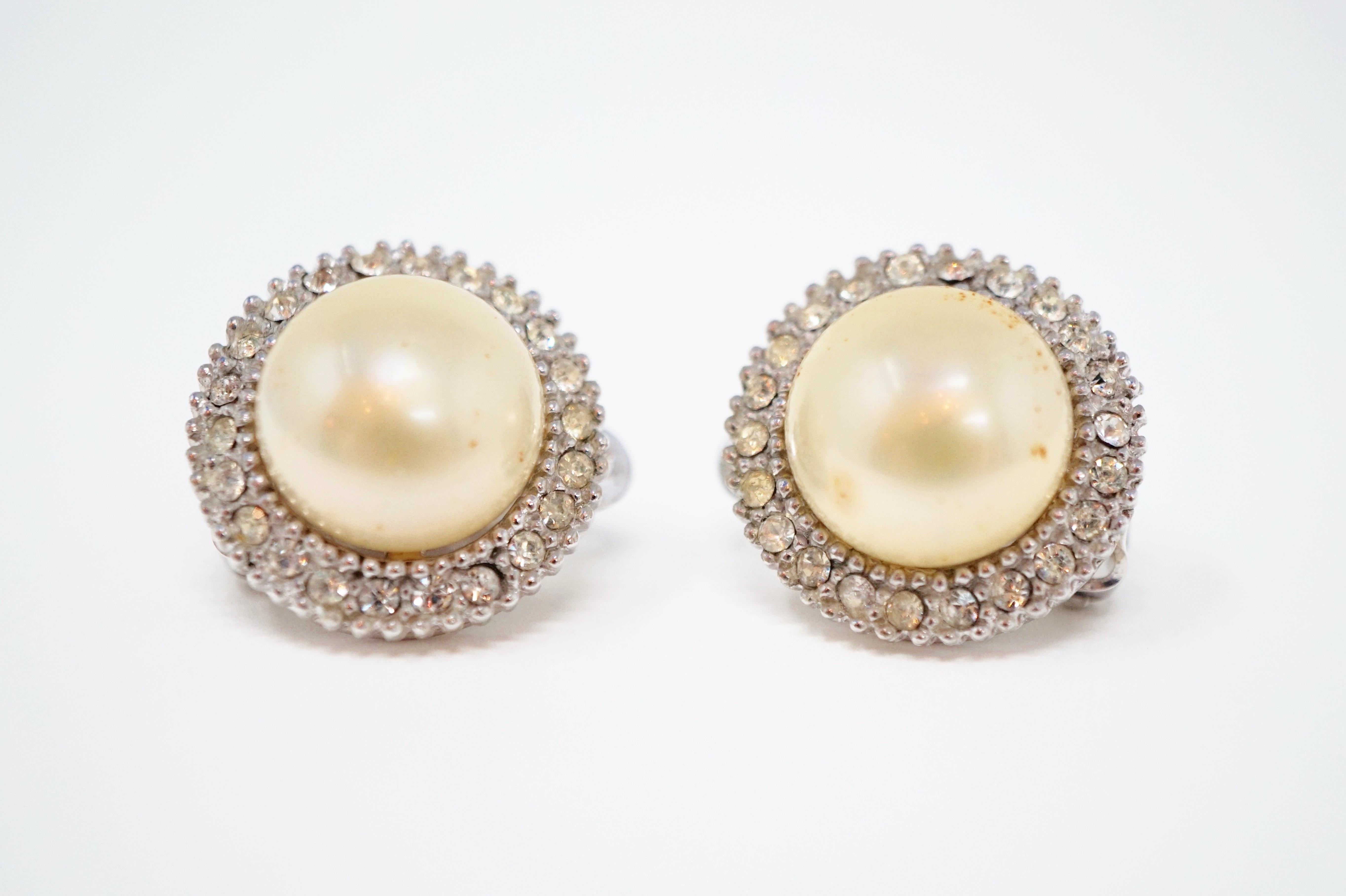 Vintage Ciner Perlen- und Pavé-Ohrringe, signiert (Moderne) im Angebot