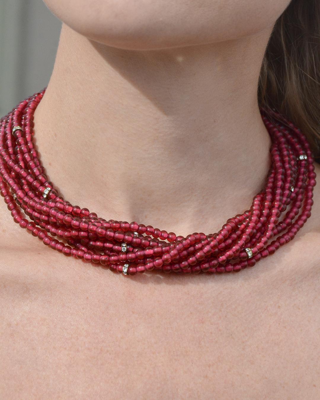Cet incroyable collier Ciner vintage présente des pates de verre qui ressemblent remarquablement à des rubis authentiques. La pâte de verre est un procédé de bijouterie dans lequel le verre est broyé en fines particules et recombiné avec une