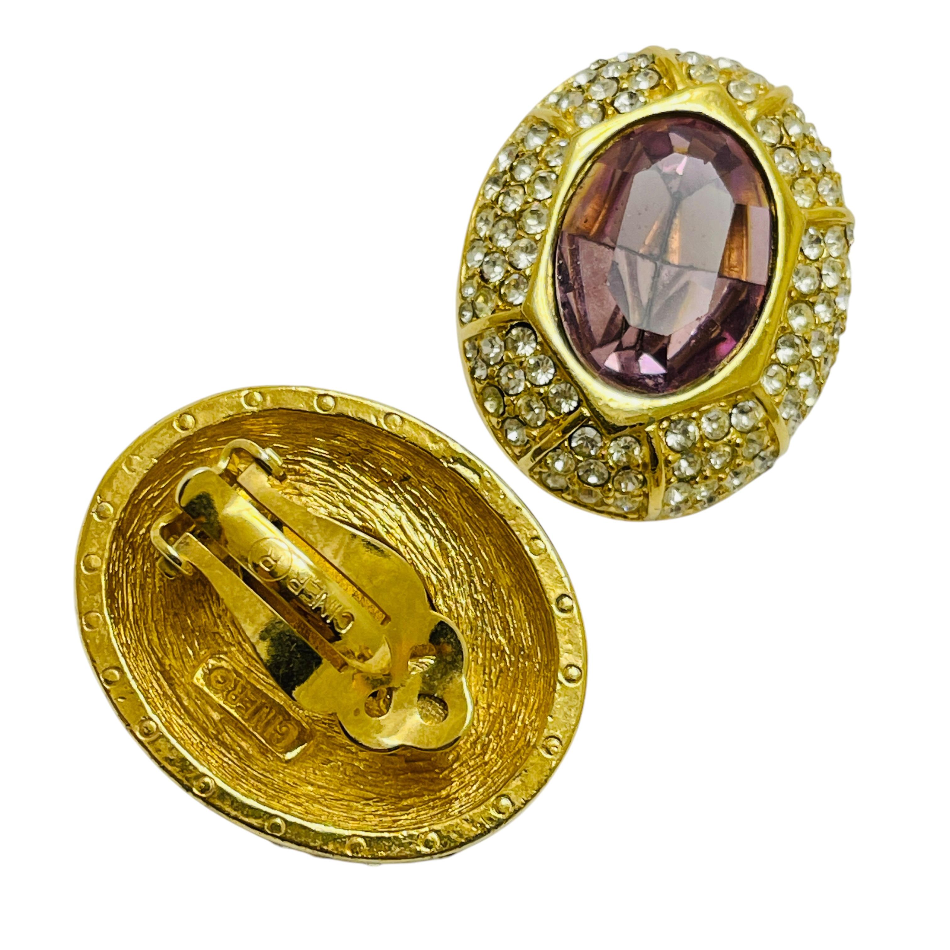 Vintage CINER signed gold tone amethyst glass designer runway clip on earrings In Good Condition For Sale In Palos Hills, IL
