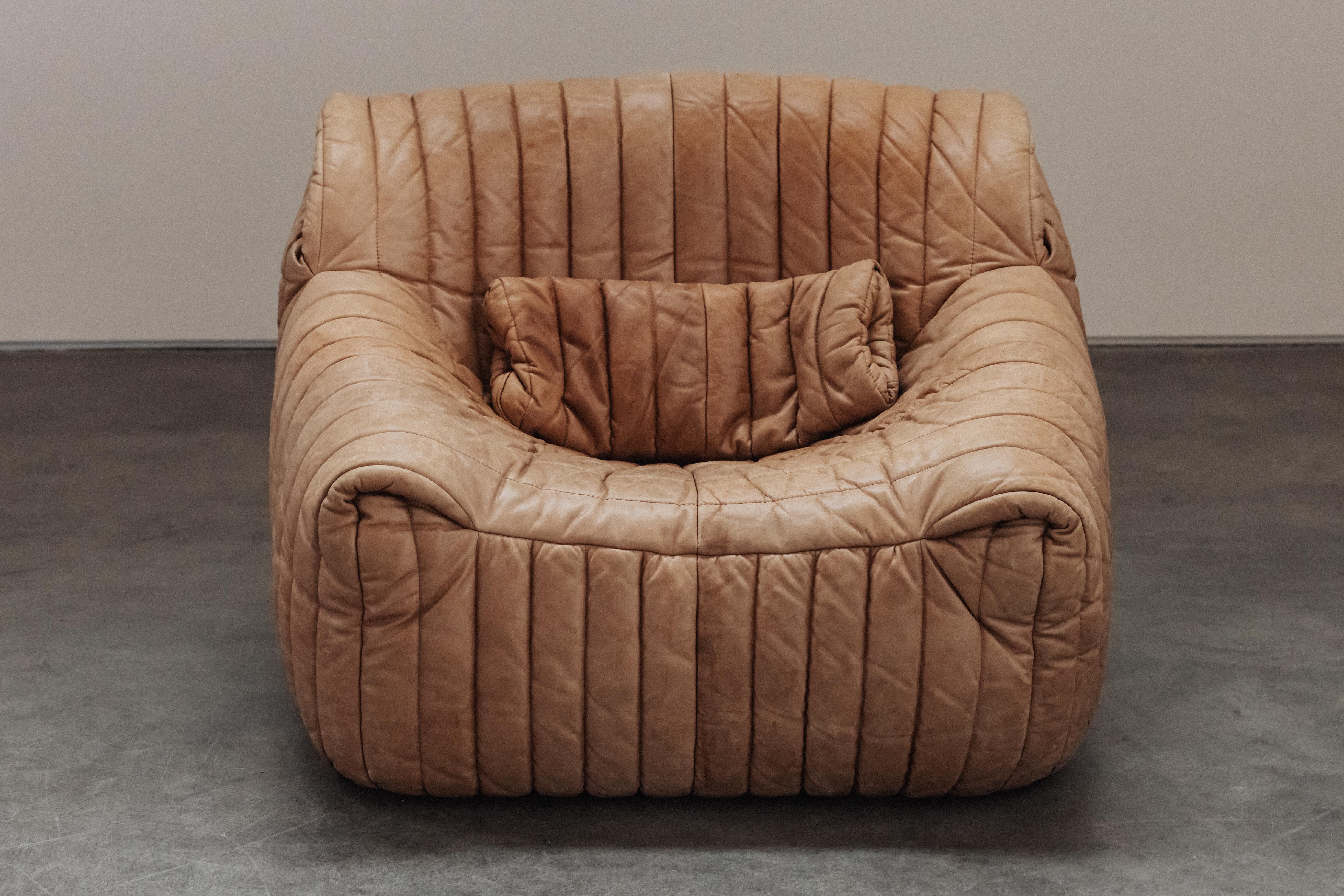 Vintage Cinna Lounge Chair By Ligne Roset, Circa 1970.  Sellerie d'origine en cuir fauve avec une belle patine et de l'usure.