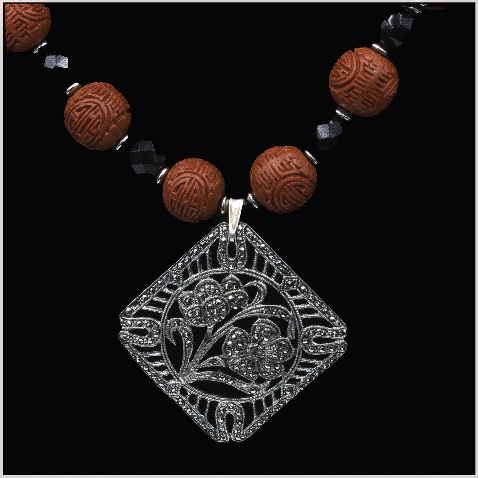Pendentif vintage en argent et cinabre chinois, avec des perles de cinabre rouge, d'onyx noir et d'argent, ce collier unique, fait à la main par Lorrain's Bijoux, est proposé.