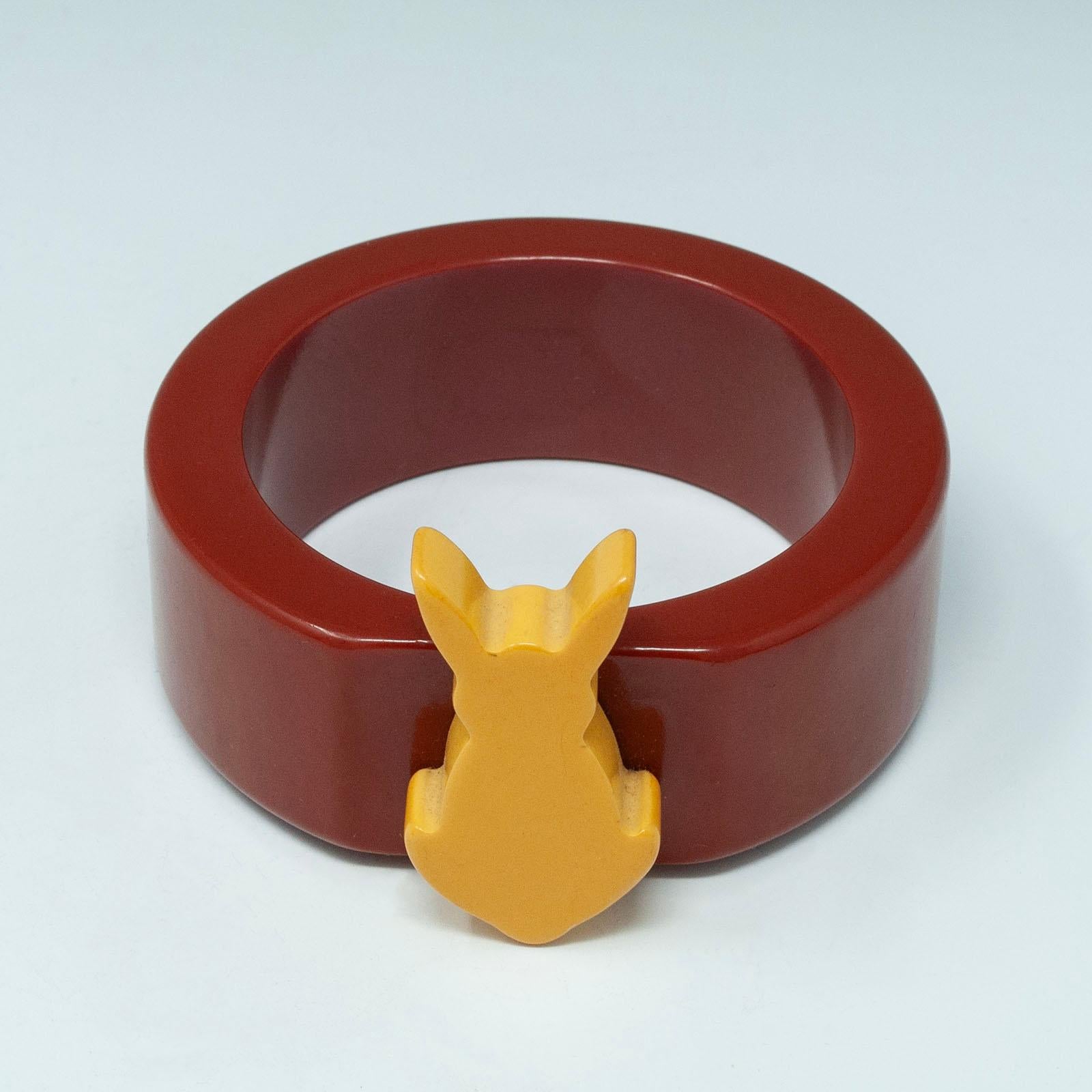 Bracciale in bachelite cannella vintage con coniglio giallo senape

Questo raro braccialetto in bachelite presenta un coniglio giallo senape applicato. Il diametro interno è di 2,5 pollici e la larghezza o altezza è di 1-1/8 pollici, con uno
