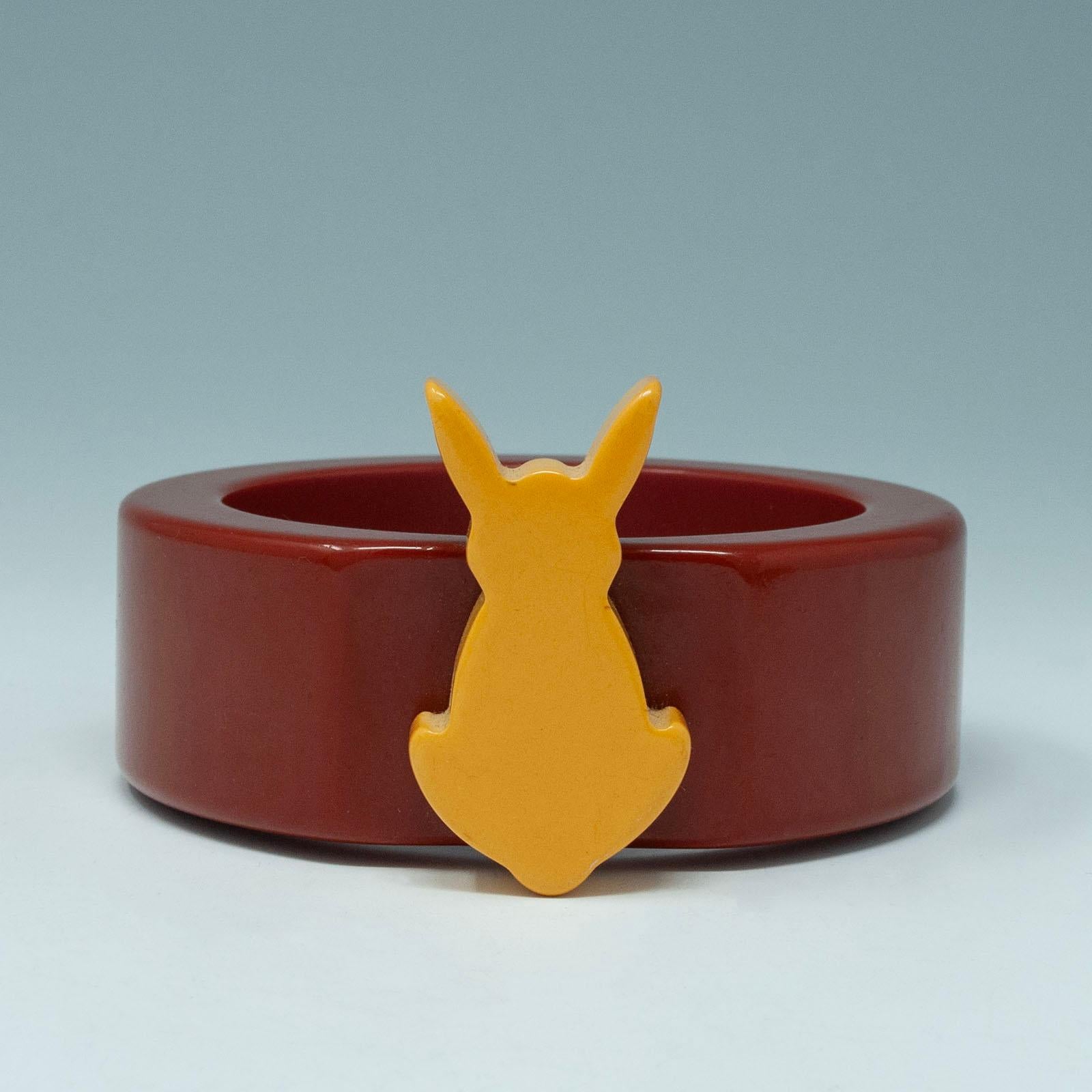 Bracciale in bachelite cannella vintage con coniglio giallo senape In condizioni buone in vendita a Point Richmond, CA