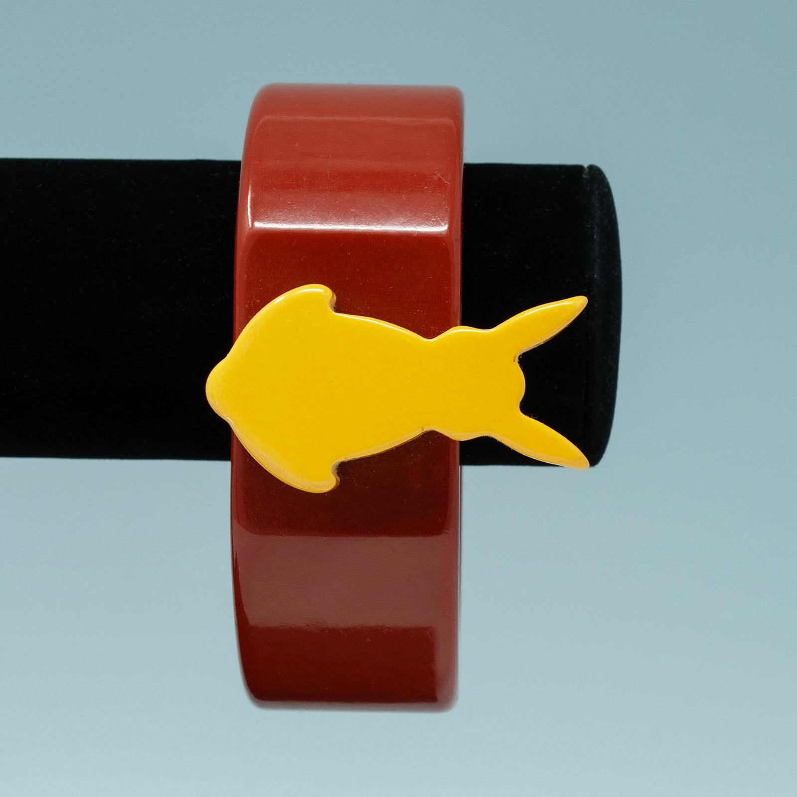 Donna Bracciale in bachelite cannella vintage con coniglio giallo senape in vendita