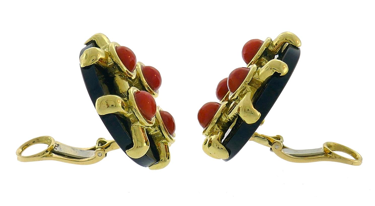 Vintage Cipullo Coral Black Onyx 18k Gold Earrings 1972 In Good Condition In Beverly Hills, CA