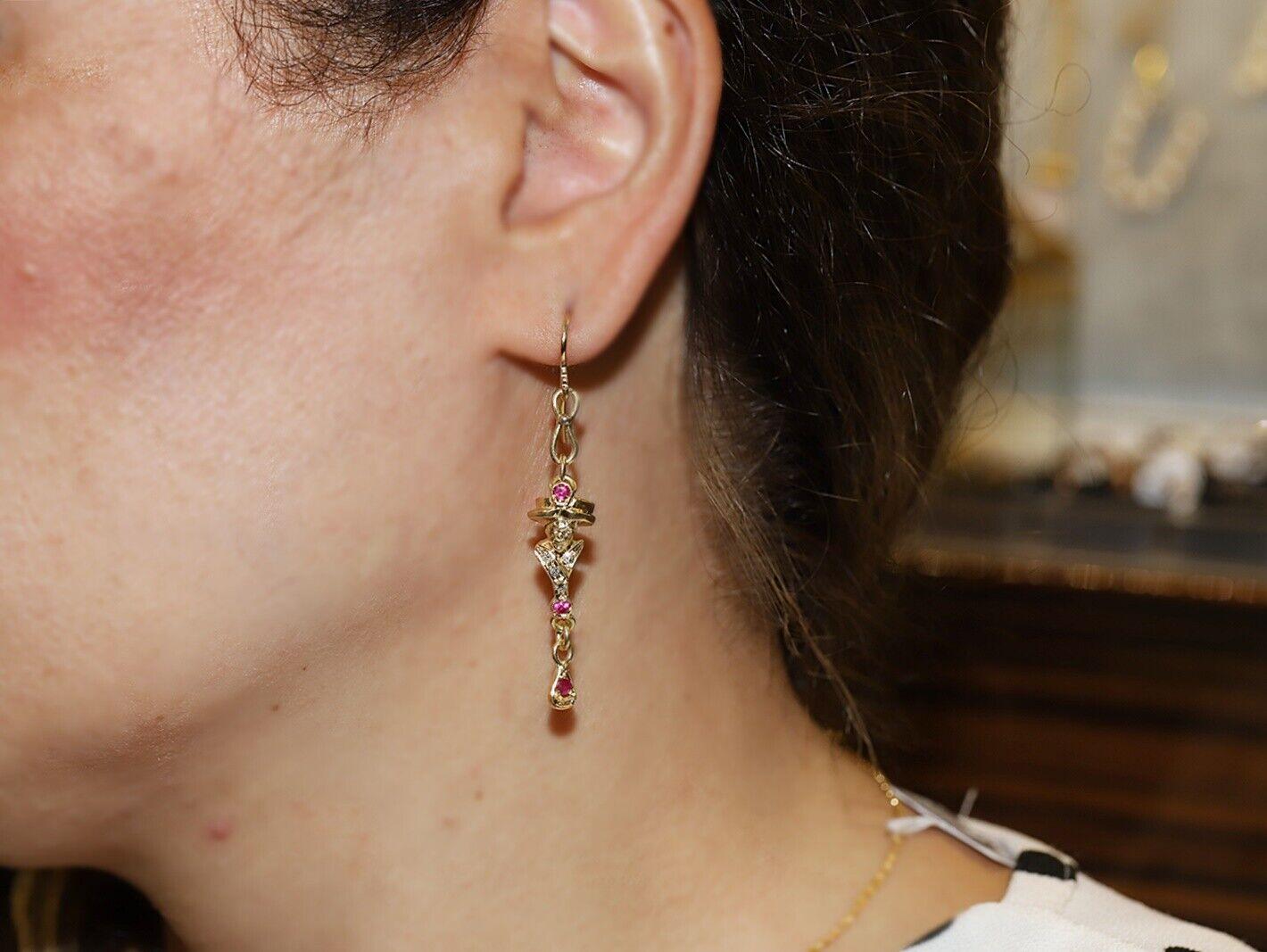 Orecchino a goccia decorato con diamanti naturali e rubini in oro 18k CIRCA d'epoca In condizioni buone in vendita a Fatih/İstanbul, 34