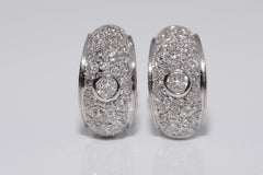 Orecchino Omega Back d'epoca in oro bianco 18 carati con diamante naturale decorato