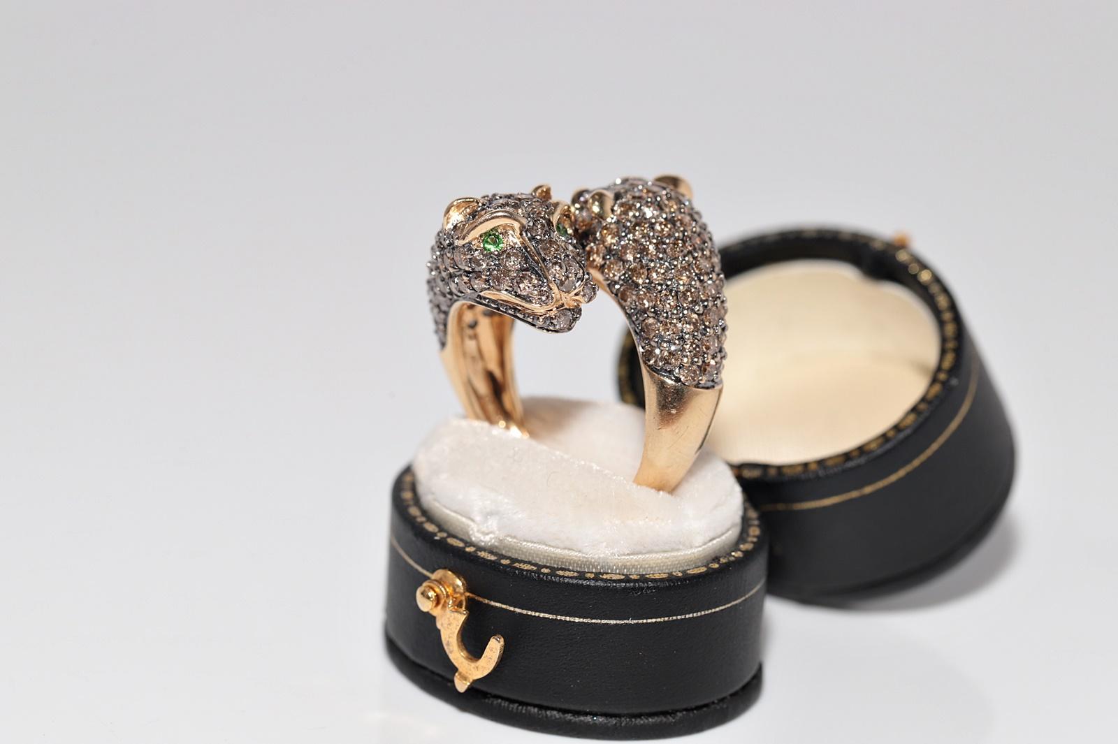 In sehr gutem Zustand.
Das Gesamtgewicht beträgt 12,6 Gramm.
Insgesamt ist Diamant 3,50 ct.
Der Diamant hat die Farbe Braun und die Reinheit vs1-s1-s2.
Insgesamt ist Smaragd 0,12 ct.
Ringgröße ist US 7.75 
Wir können jede Größe herstellen.
Die