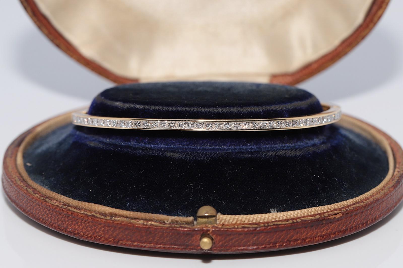 In sehr gutem Zustand.
Das Gesamtgewicht beträgt 13,5 Gramm.
Insgesamt ist Diamant 2,05 ct.
Der Diamant hat die Farbe F-G und die Reinheit vvs1-vs1.
Die Schachtel ist nicht enthalten.
Bitte kontaktieren Sie uns bei Fragen.