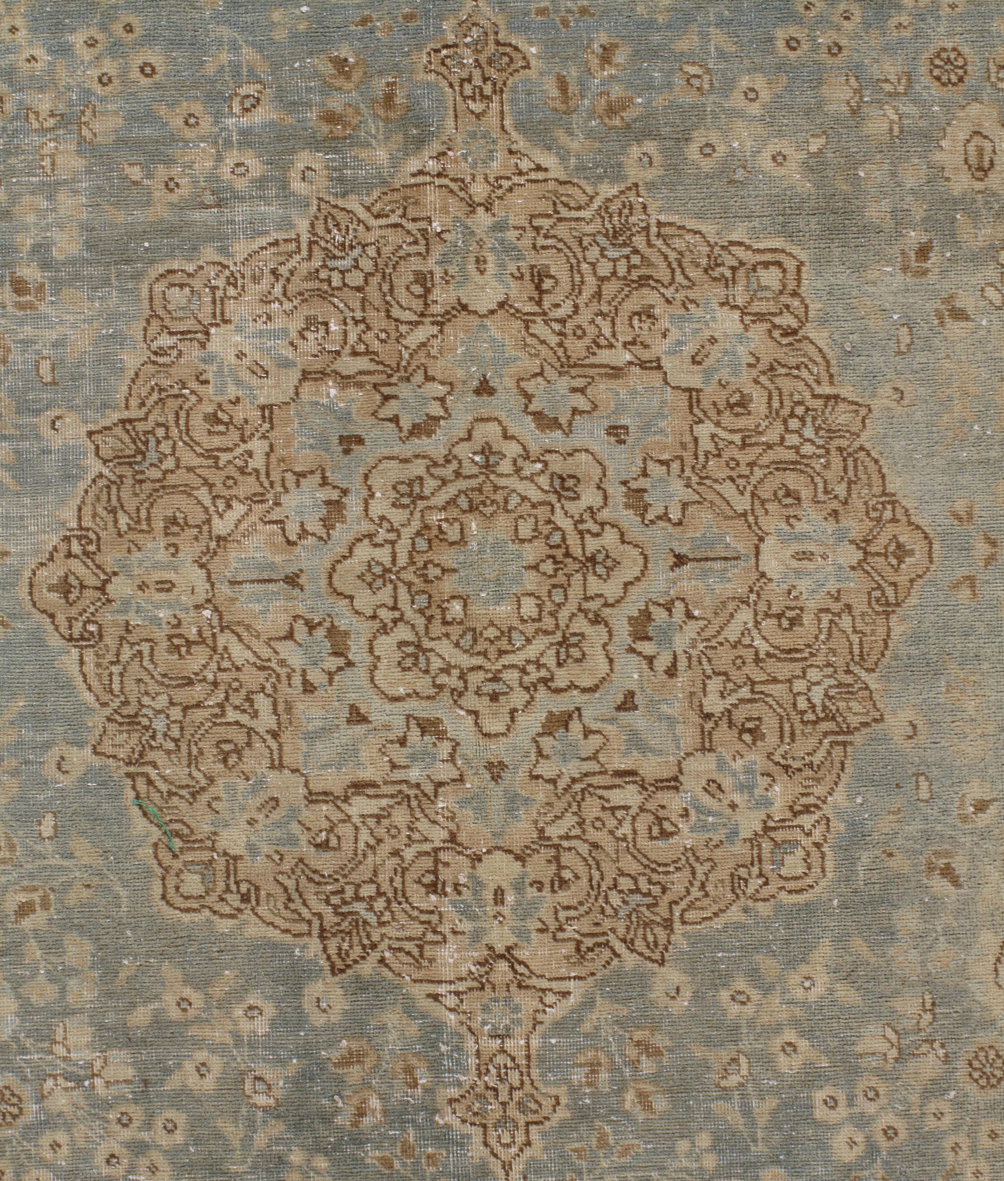 Vintage Circa 1920 Blue Distressed Tabriz Rug, 6'5 x 10'2 Anudado a mano en venta