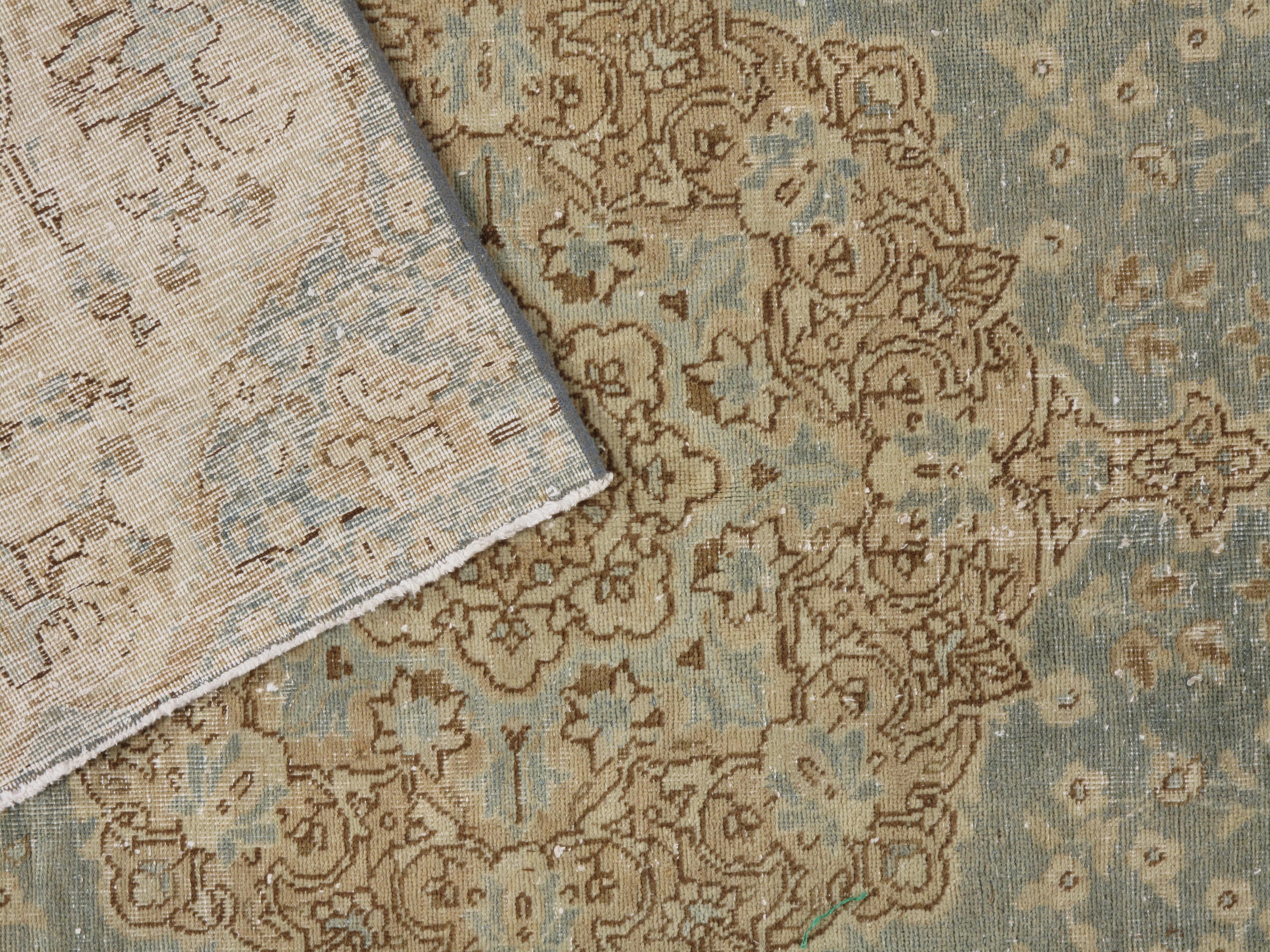 Vintage Circa 1920 Blue Distressed Tabriz Rug, 6'5 x 10'2 en Bueno estado para la venta en New York, NY