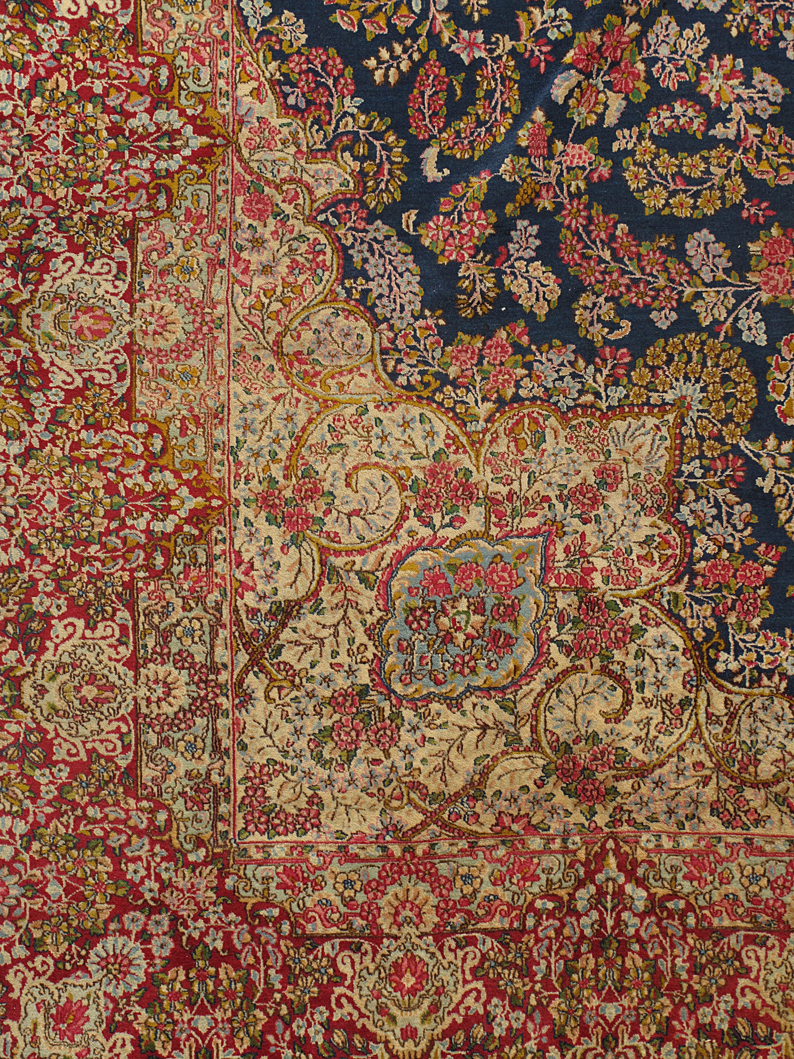 Persischer Kerman-Teppich im Vintage-Stil, um 1920, 9'7 x 12'7 cm, Vintage im Zustand „Gut“ im Angebot in New York, NY