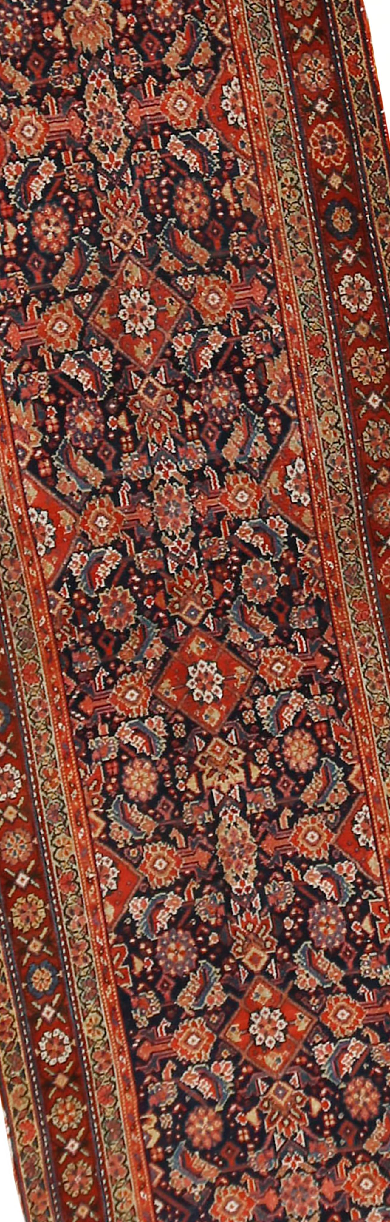 3'3 x 15'9. Vintage handgeknüpfter persischer Malayer Läufer, um 1920. Der Teppich ist in sehr gutem Zustand und hat einen niedrigen Flor, der ihm die für antike und Vintage-Teppiche so typische Patina verleiht. Farben: Tiefblau/Rot/Elfenbein.