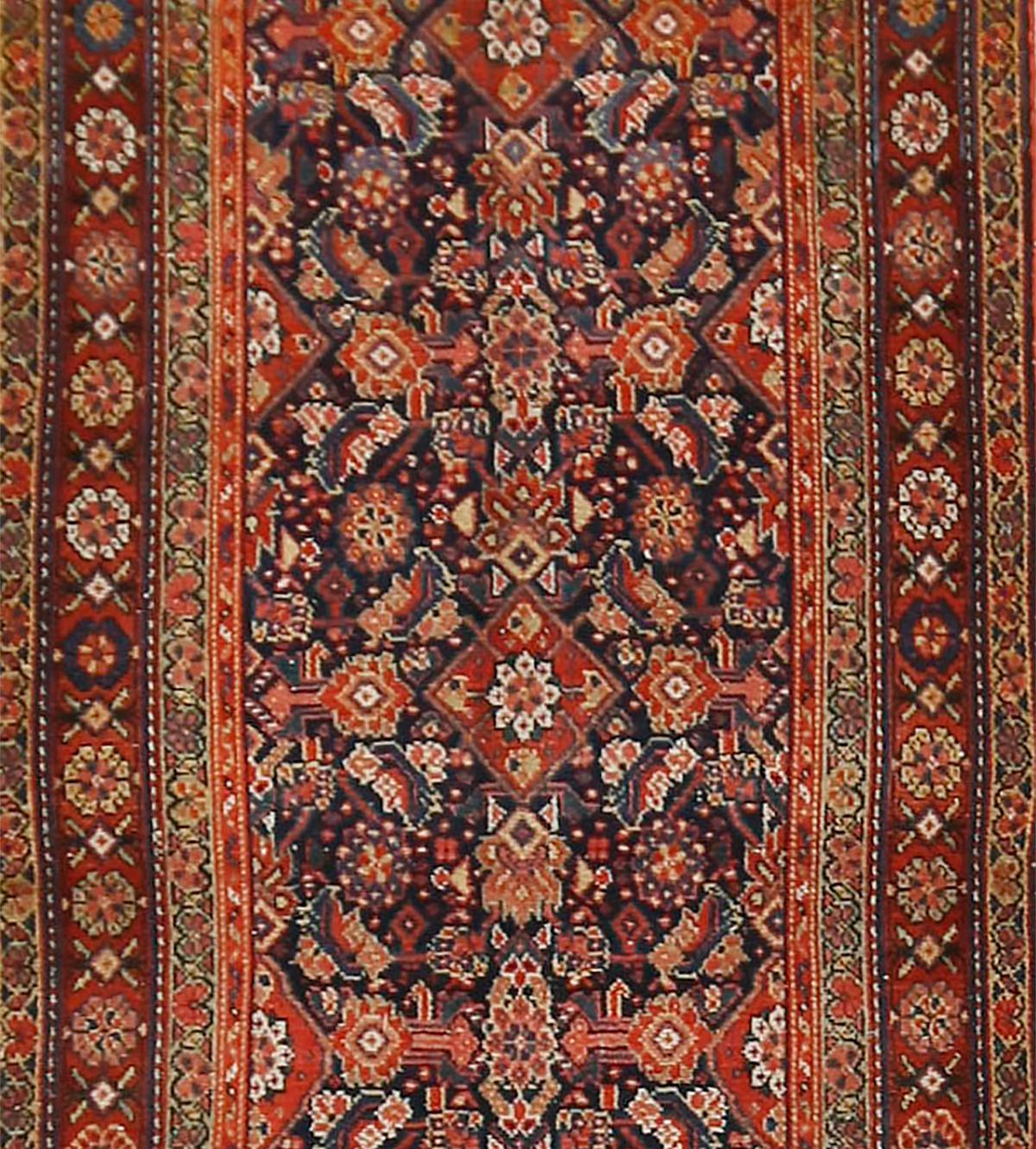 Vintage Circa 1920 Rot Persisch Malayer Teppich Läufer, 3'3 x 15'9 im Zustand „Gut“ im Angebot in New York, NY
