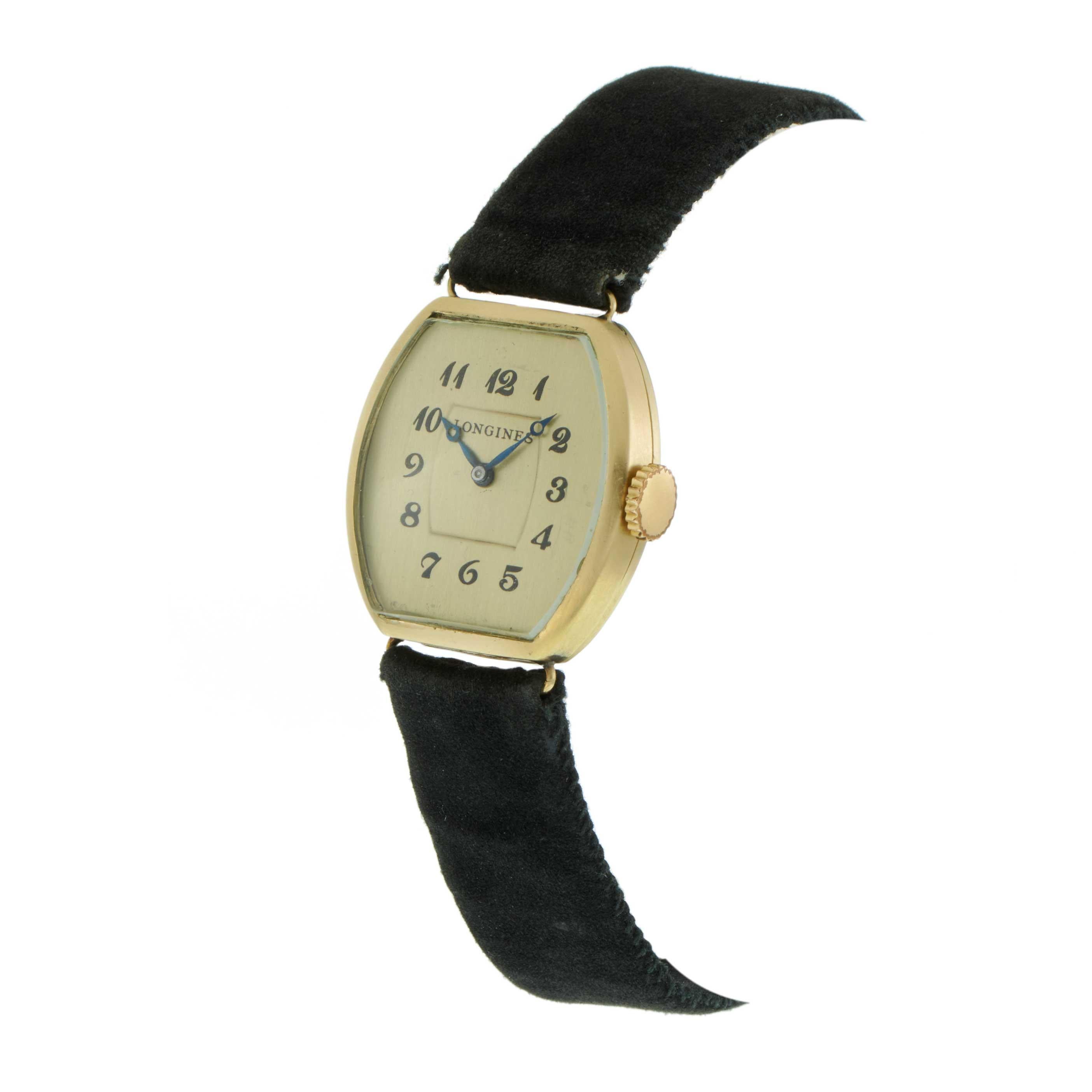 Orologio da polso Longines vintage del 1922 circa con cassa a forma di tonneau in oro giallo 14KT da 20,5 x 27 mm con lati curvi e anse a filo. Il quadrante in tonalità oro è decorato con indici in numeri arabi dipinti di nero e lancette in acciaio