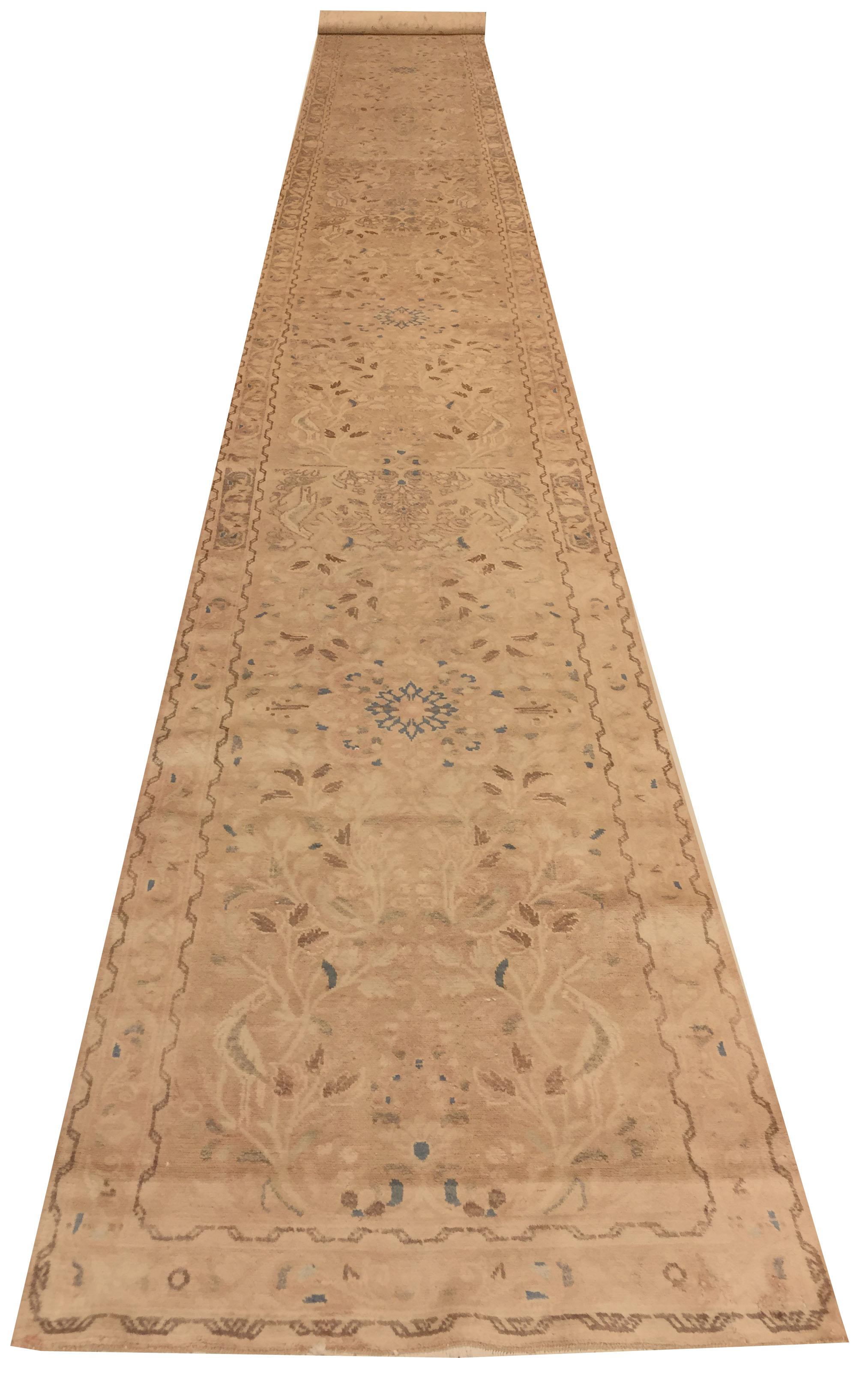 2'6 x 24'4. Ein schöner Läufer aus Persien in heller Farbe und mit wunderbar weichen Details im Design. Dieser Läufer kann in einer Vielzahl von Umgebungen eingesetzt werden und schafft ein weiches Ambiente.