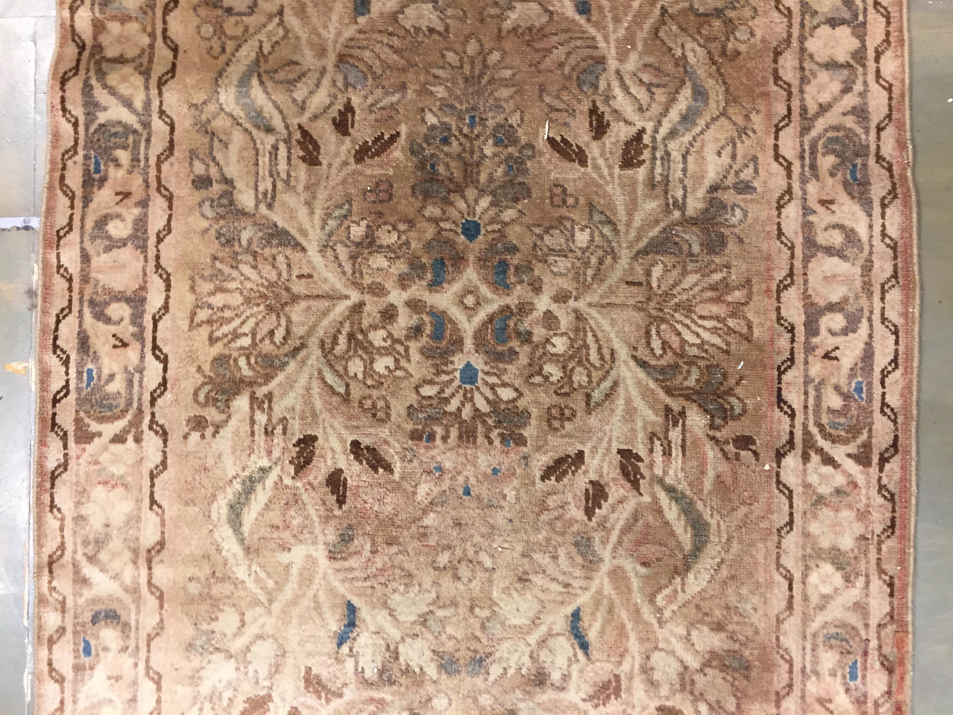 CIRCA 1930 Großer persischer Lilihan-Läufer in Tan im Angebot 2