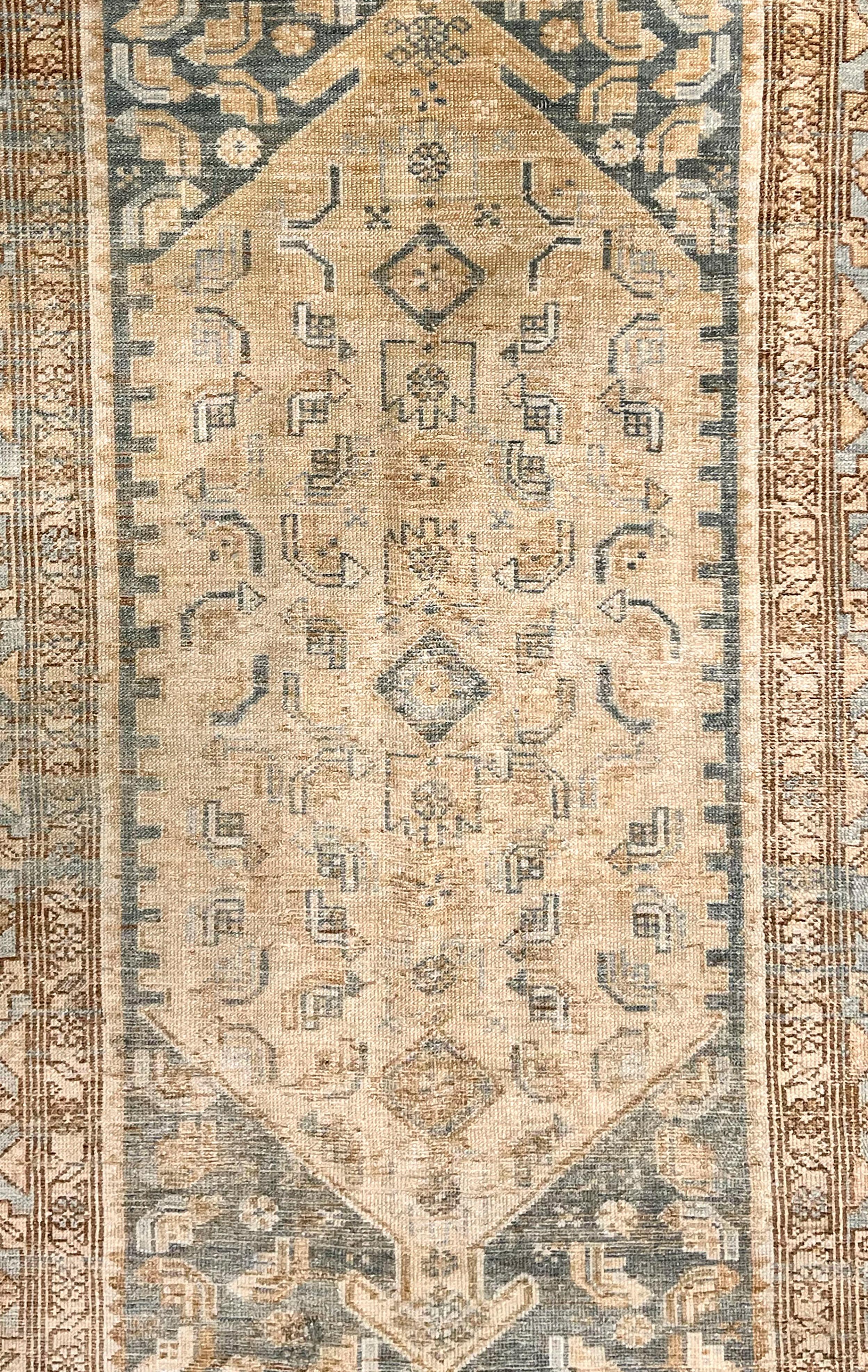 Vintage CIRCA 1930 Taupe Lightly Distressed Malayer Hand Knotted Rug 3'8 X 6'1. Distressed, Shabby Chic. Der Teppich ist solide, aber mit niedrigem Flor und einem Used-Look, der zu seiner Schönheit und seinem Charme beiträgt. Der Teppich hat eine
