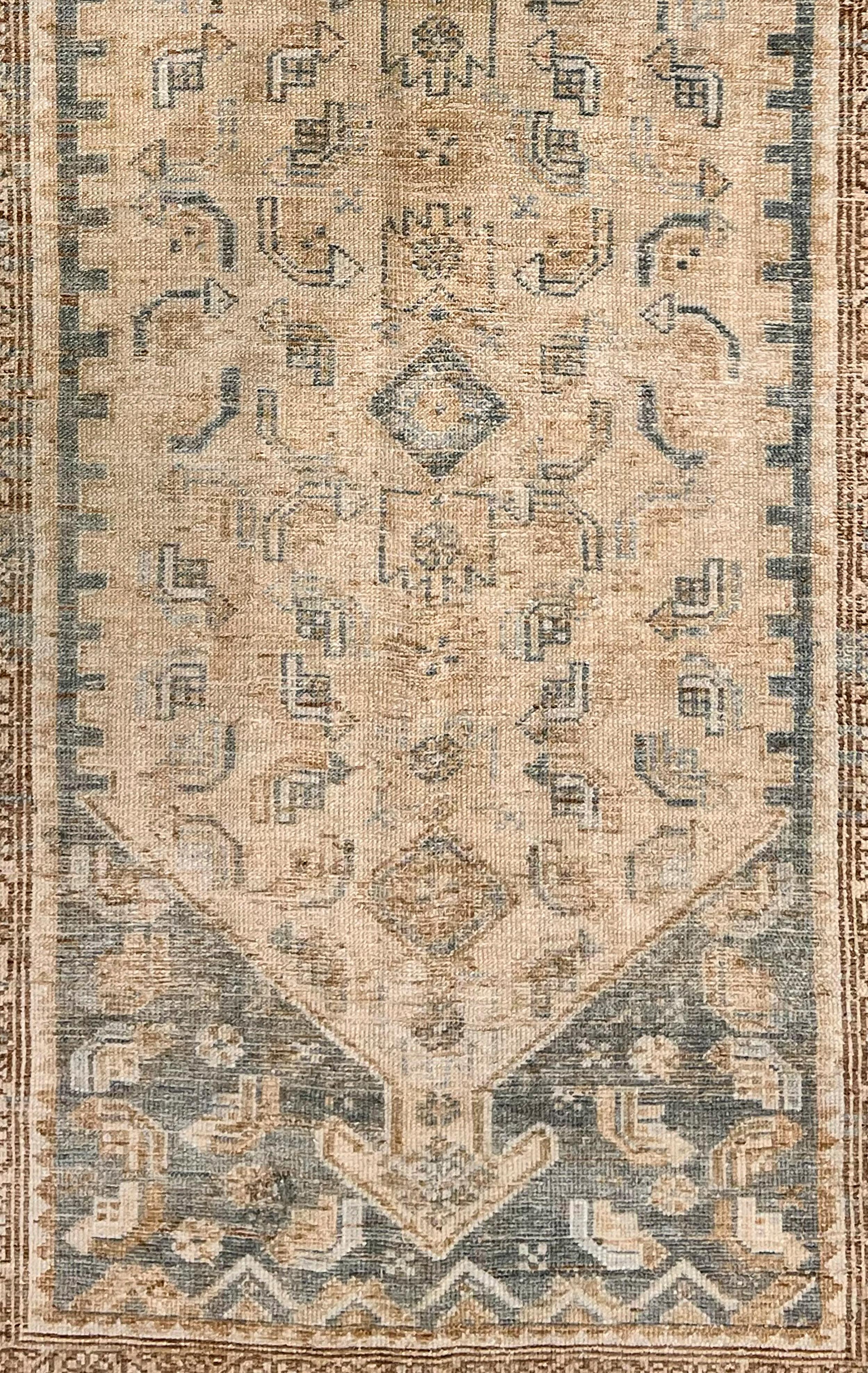 Vintage Circa 1930 Taupe Hell Distressed Malayer Handgeknüpfter Teppich 3'8 X 6'1 (Persisch) im Angebot