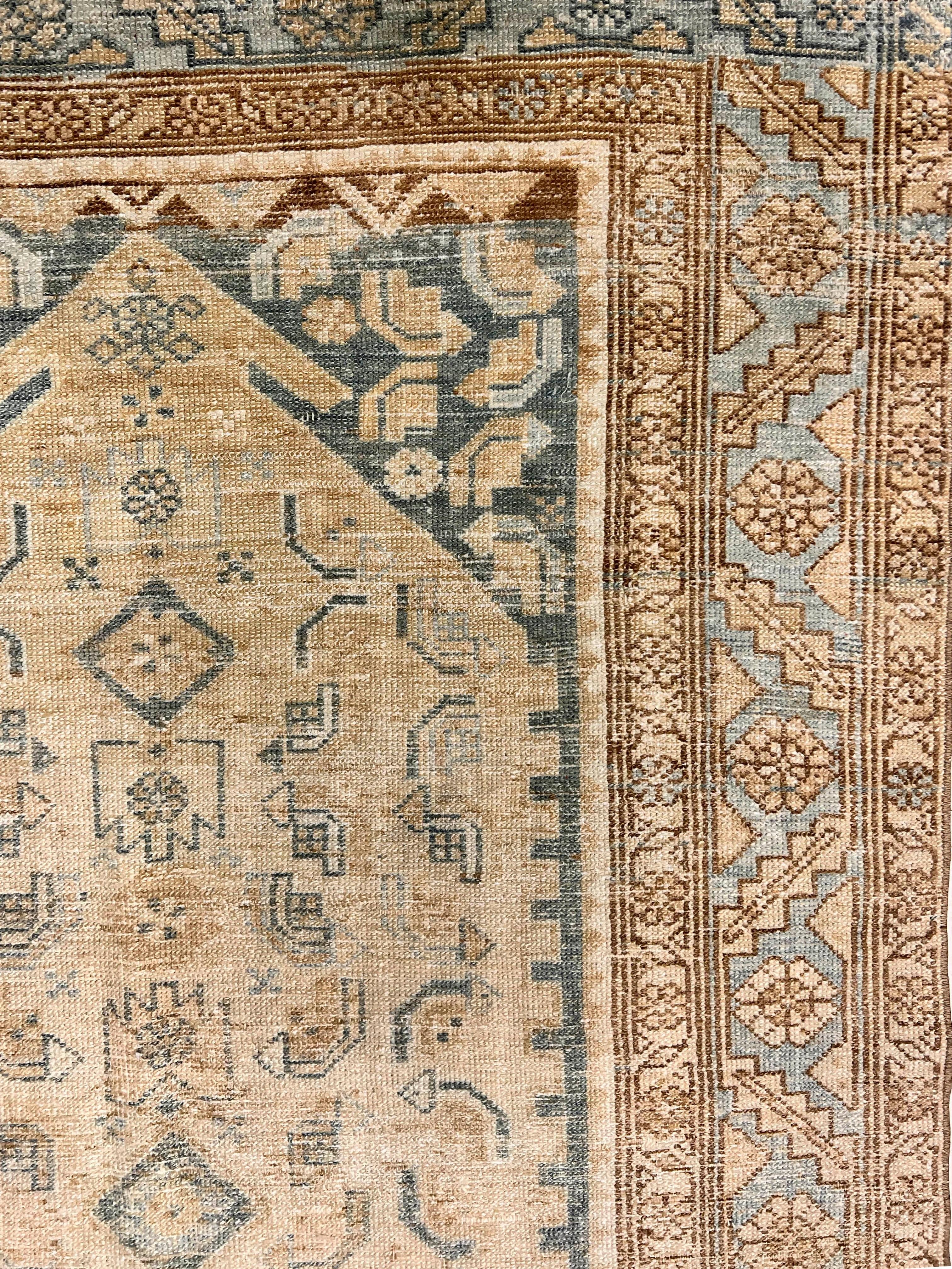Vintage Circa 1930 Taupe Hell Distressed Malayer Handgeknüpfter Teppich 3'8 X 6'1 im Zustand „Starke Gebrauchsspuren“ im Angebot in New York, NY