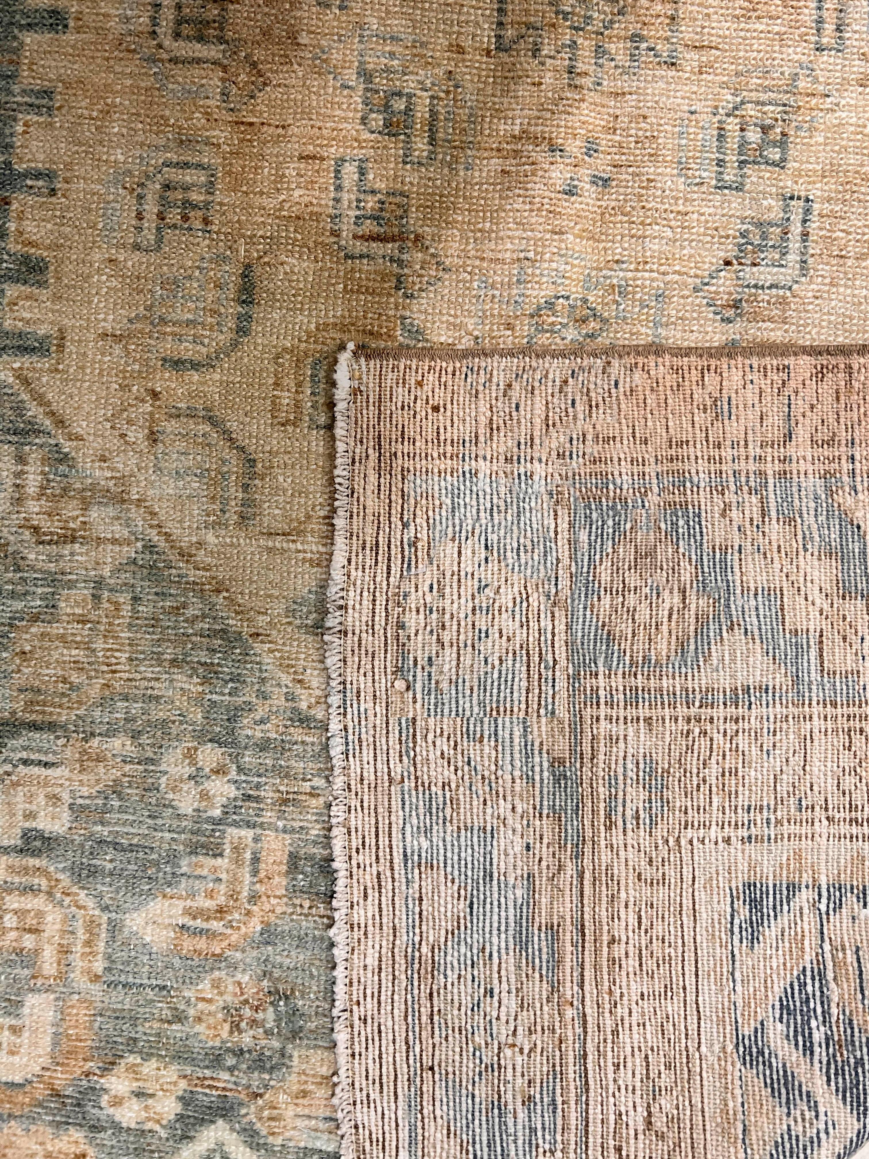 Vintage Circa 1930 Taupe Hell Distressed Malayer Handgeknüpfter Teppich 3'8 X 6'1 (Wolle) im Angebot