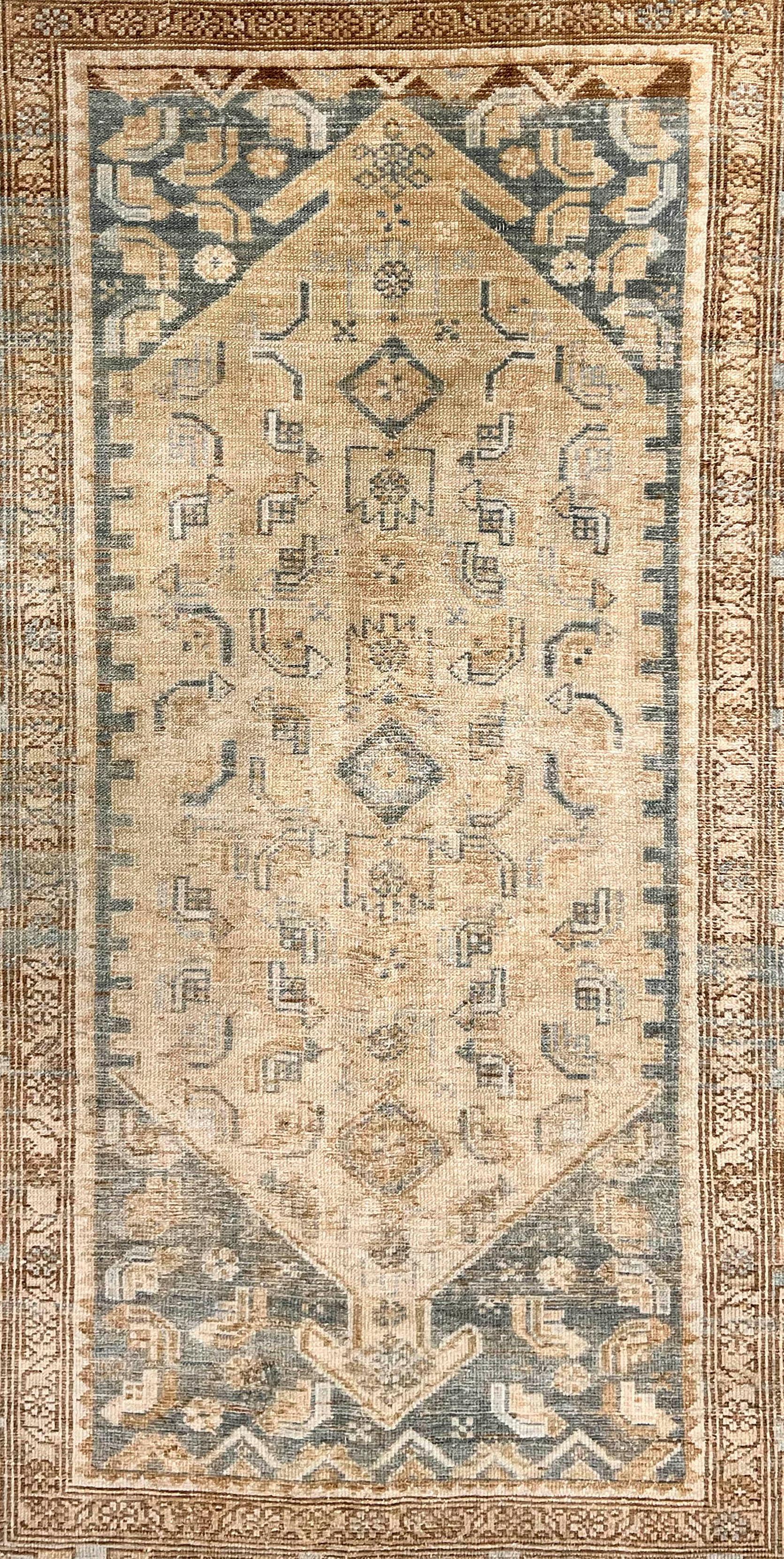 Vintage Circa 1930 Taupe Hell Distressed Malayer Handgeknüpfter Teppich 3'8 X 6'1 im Angebot 1