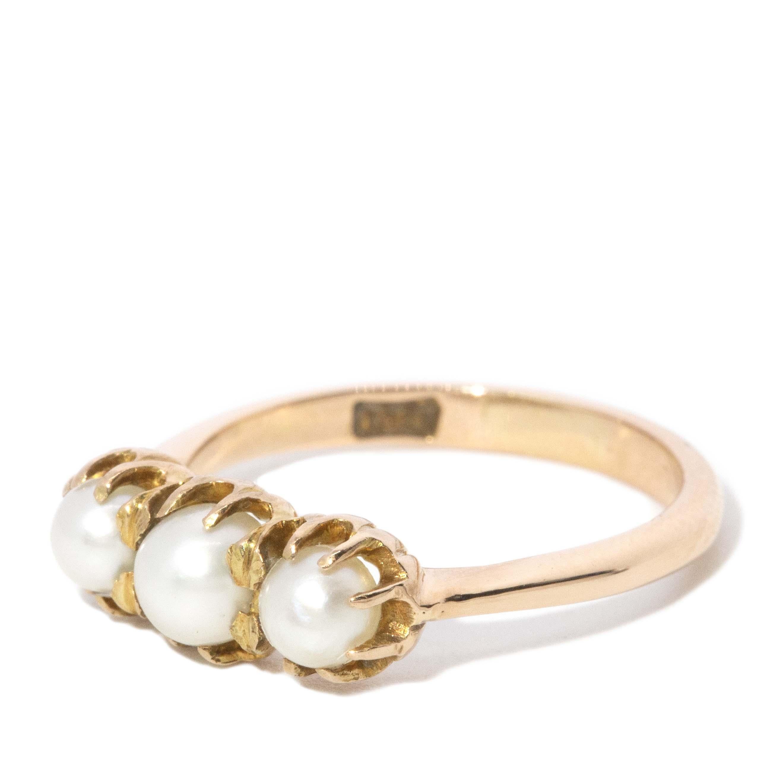 Moderne Bague vintage à trois pierres en or 15 carats et perles anciennes datant des années 1930 en vente