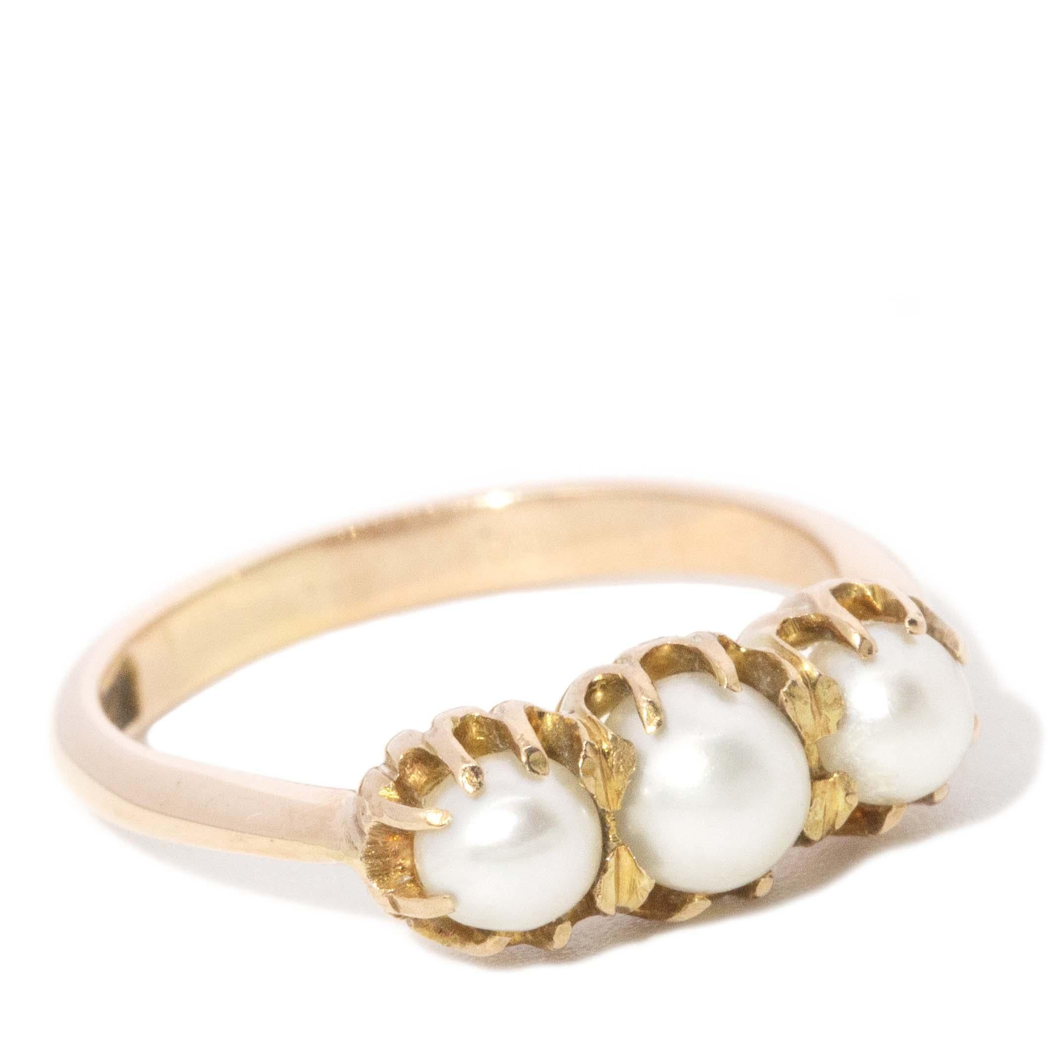 Taille ronde Bague vintage à trois pierres en or 15 carats et perles anciennes datant des années 1930 en vente