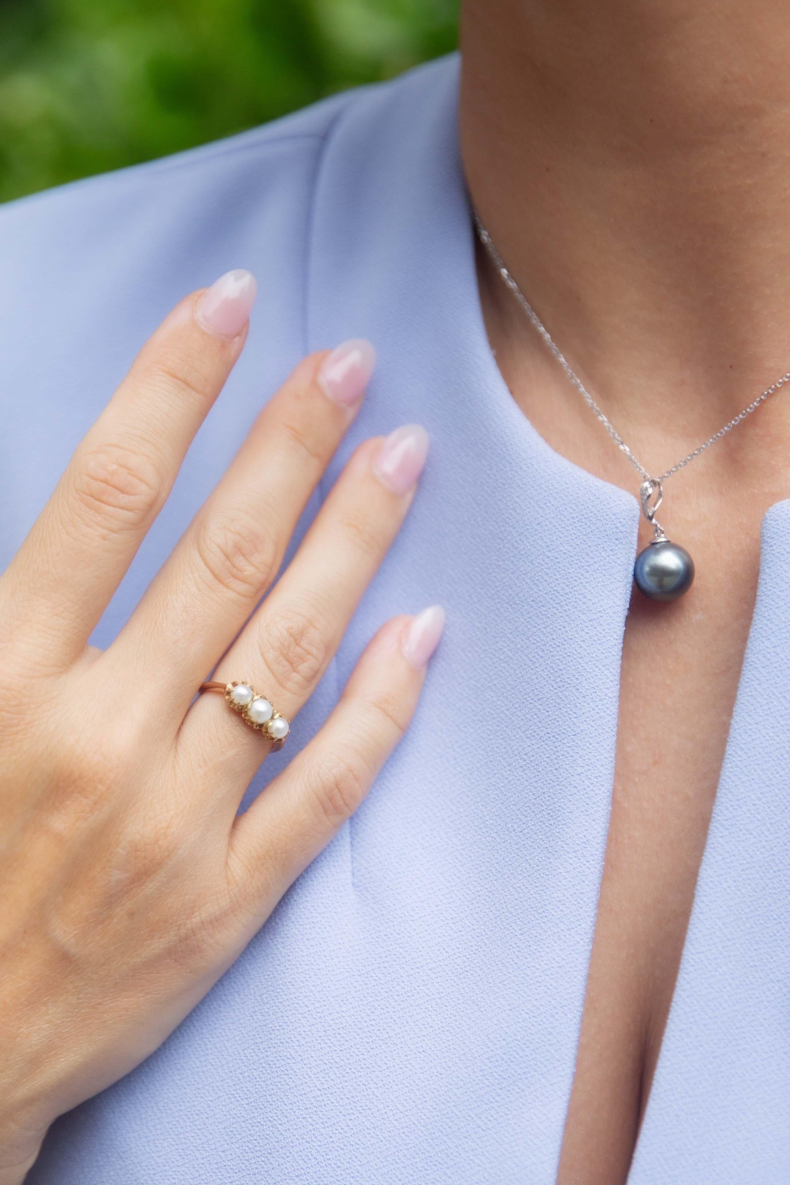 Bague vintage à trois pierres en or 15 carats et perles anciennes datant des années 1930 Bon état - En vente à Hamilton, AU