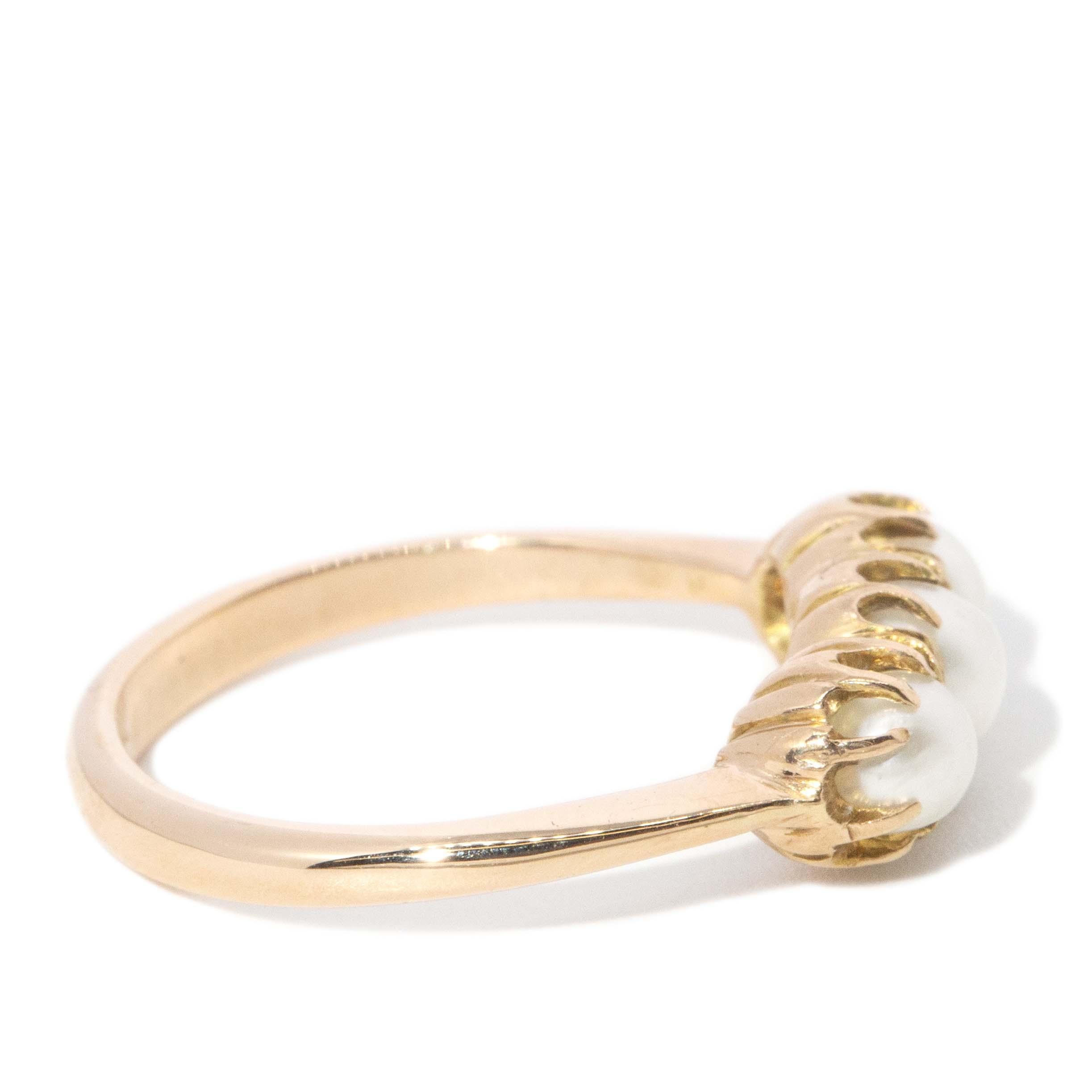 Bague vintage à trois pierres en or 15 carats et perles anciennes datant des années 1930 Pour femmes en vente