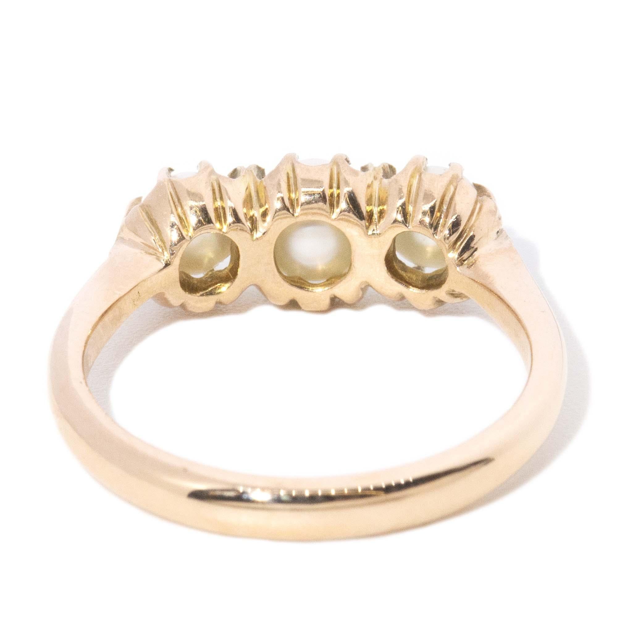 Bague vintage à trois pierres en or 15 carats et perles anciennes datant des années 1930 en vente 1