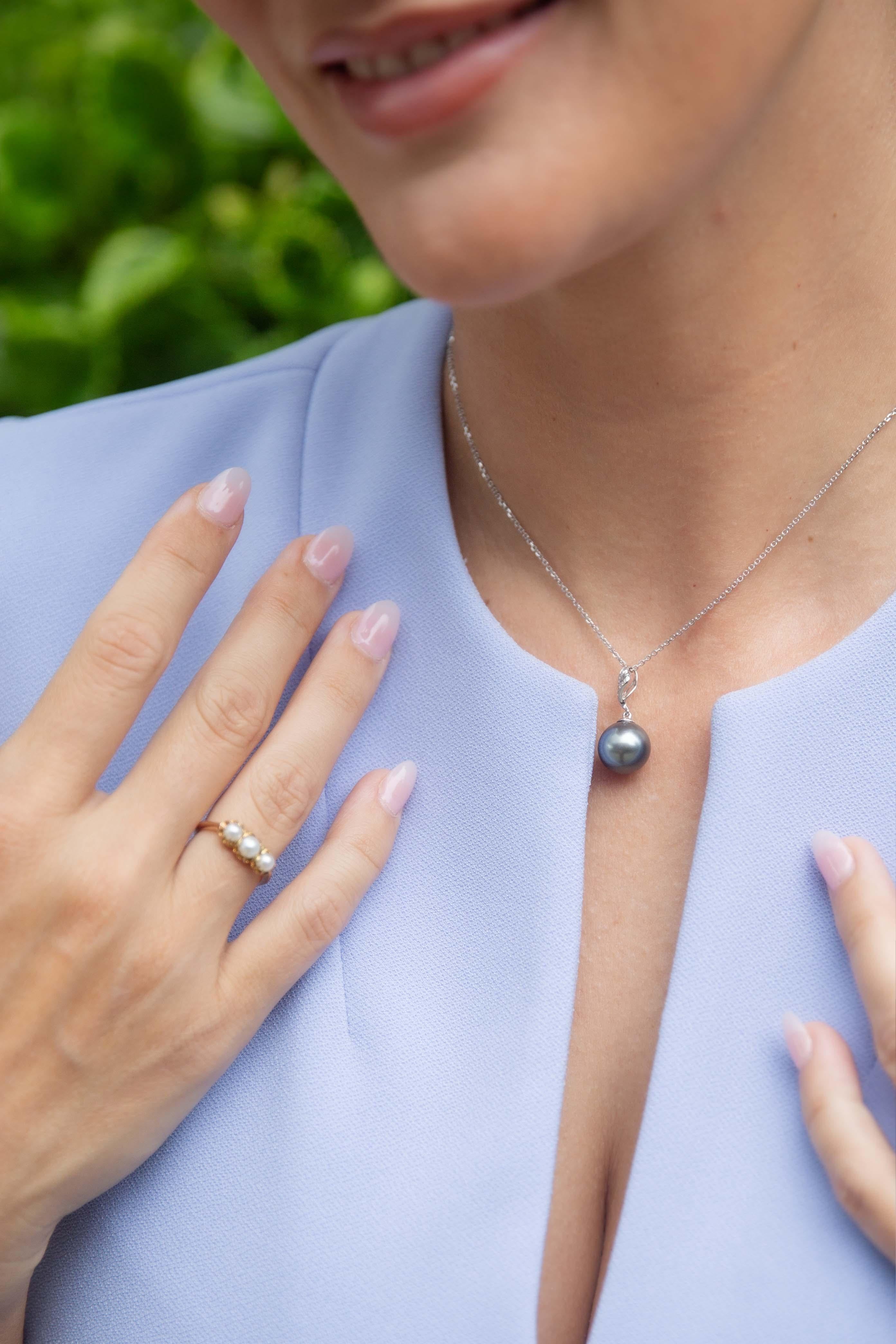 Bague vintage à trois pierres en or 15 carats et perles anciennes datant des années 1930 en vente 2