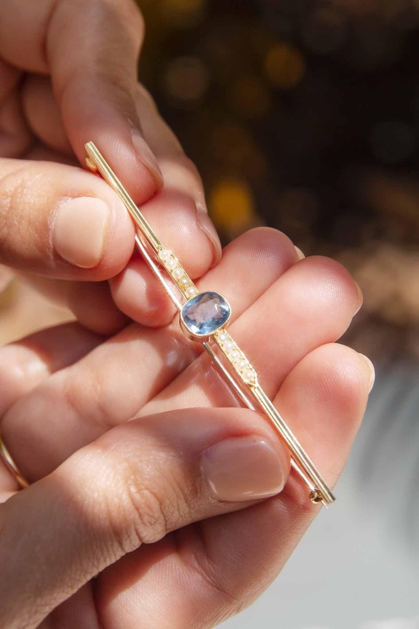 Sertie en or 15 carats, avec des lignes droites et des aigue-marine bleu vif et des perles de rocaille crème, la broche Thetis est un bijou vintage finement ouvragé. Collectional, qui porte le nom de la 