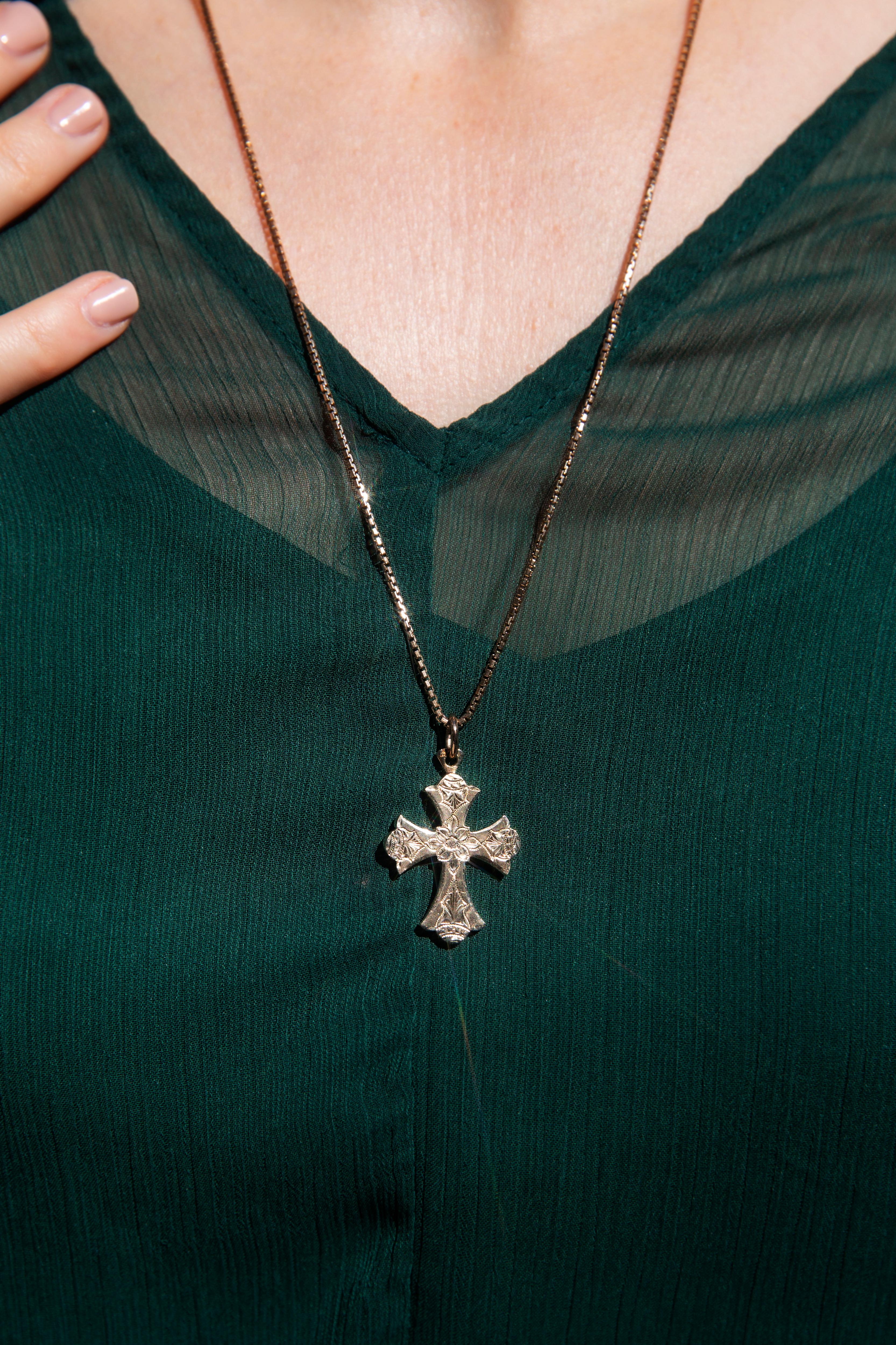 Vintage Circa 1930s Clubbed Cross Pendant & Fine Snake Chain 9 Carat Rose Gold In Good Condition For Sale In Hamilton, AU