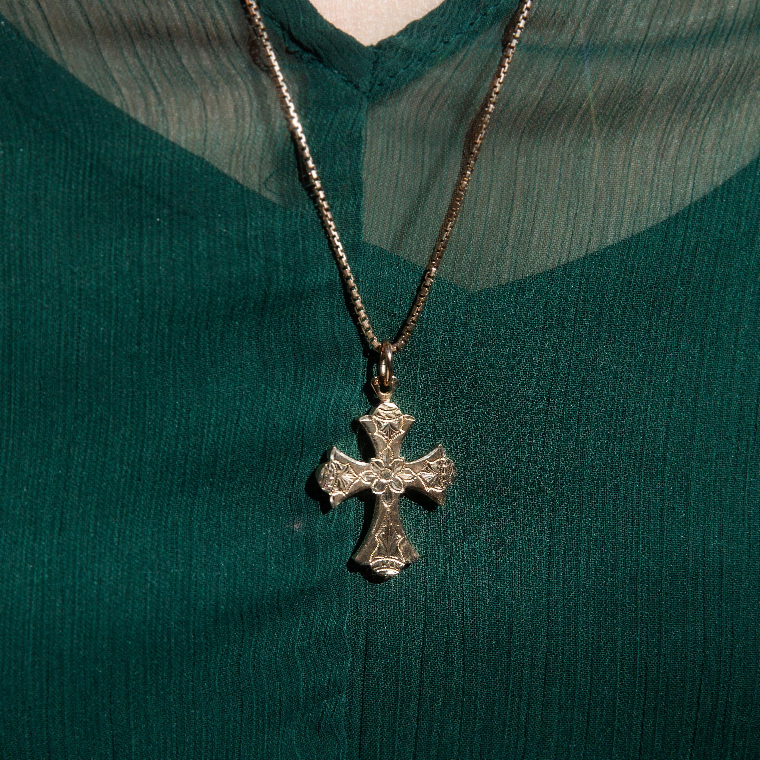 Vintage Circa 1930s Clubbed Cross Pendant & Fine Snake Chain 9 Carat Rose Gold For Sale 3