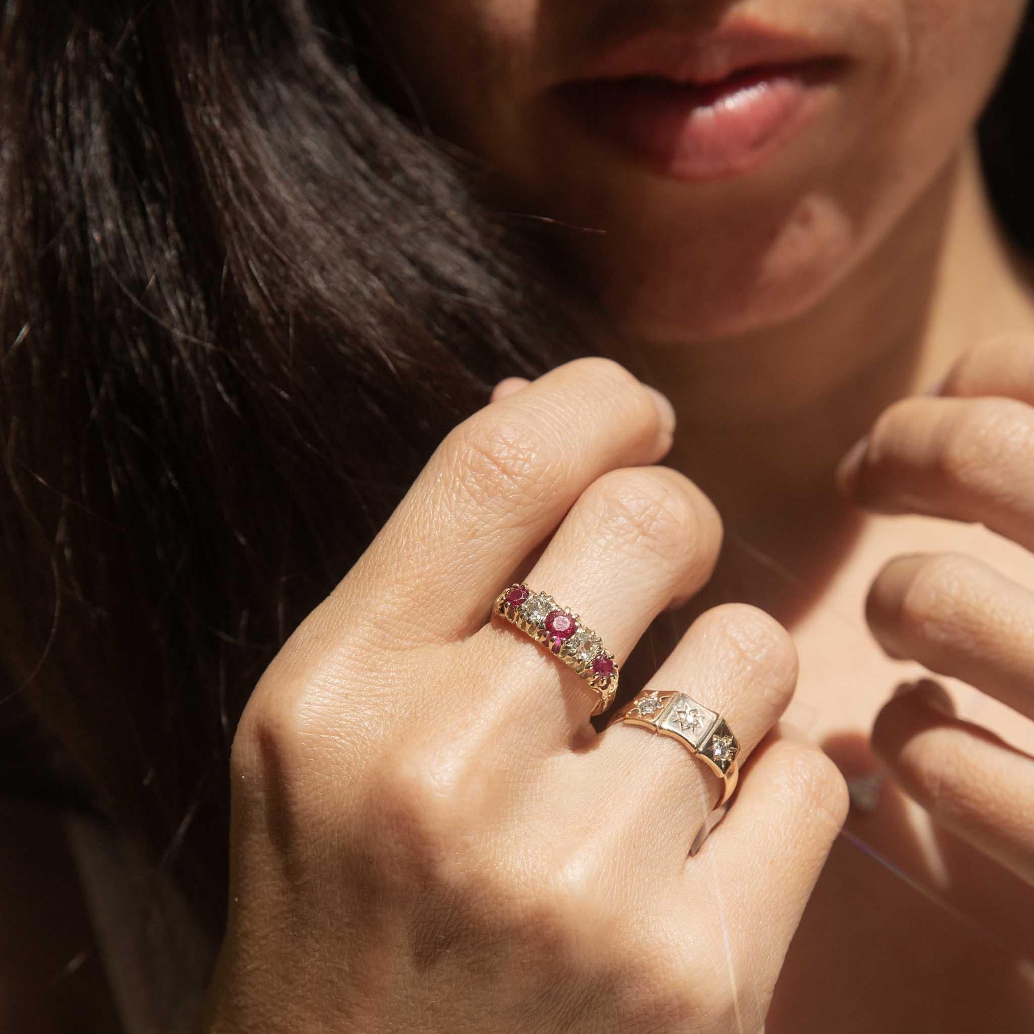 Un vibrante arazzo di colori e luce, la nostra fascia Kabir Diamond Ruby è un tesoro delizioso. Rubini ardenti si alternano a diamanti scintillanti, ogni gemma incastonata in una delicata montatura in oro giallo 18 carati. È una celebrazione della