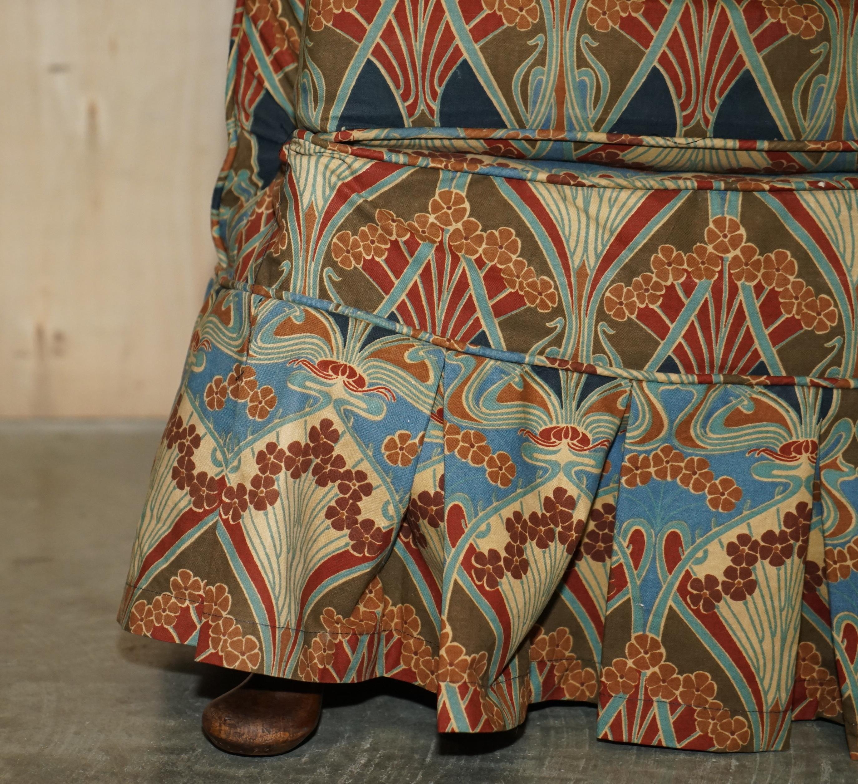 VINTAGE CIRCA 1930'S ENGLISH OAK ARMCHAIR WiTH LIBERTY'S LONDON IANTHE FABRIC For Sale 2