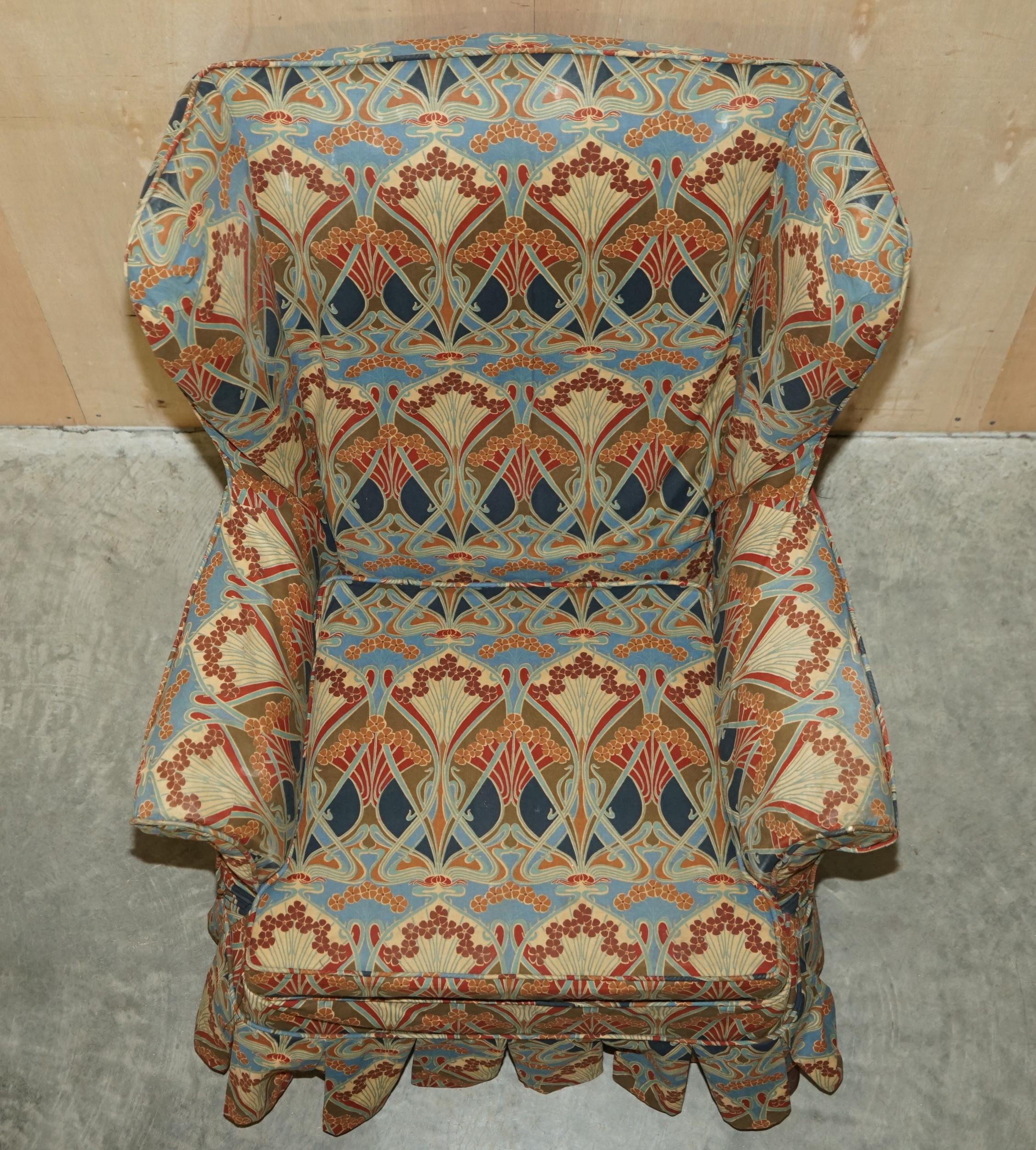 VINTAGE CIRCA 1930'S ENGLISH OAK ARMCHAIR WiTH LIBERTY'S LONDON IANTHE FABRIC For Sale 5