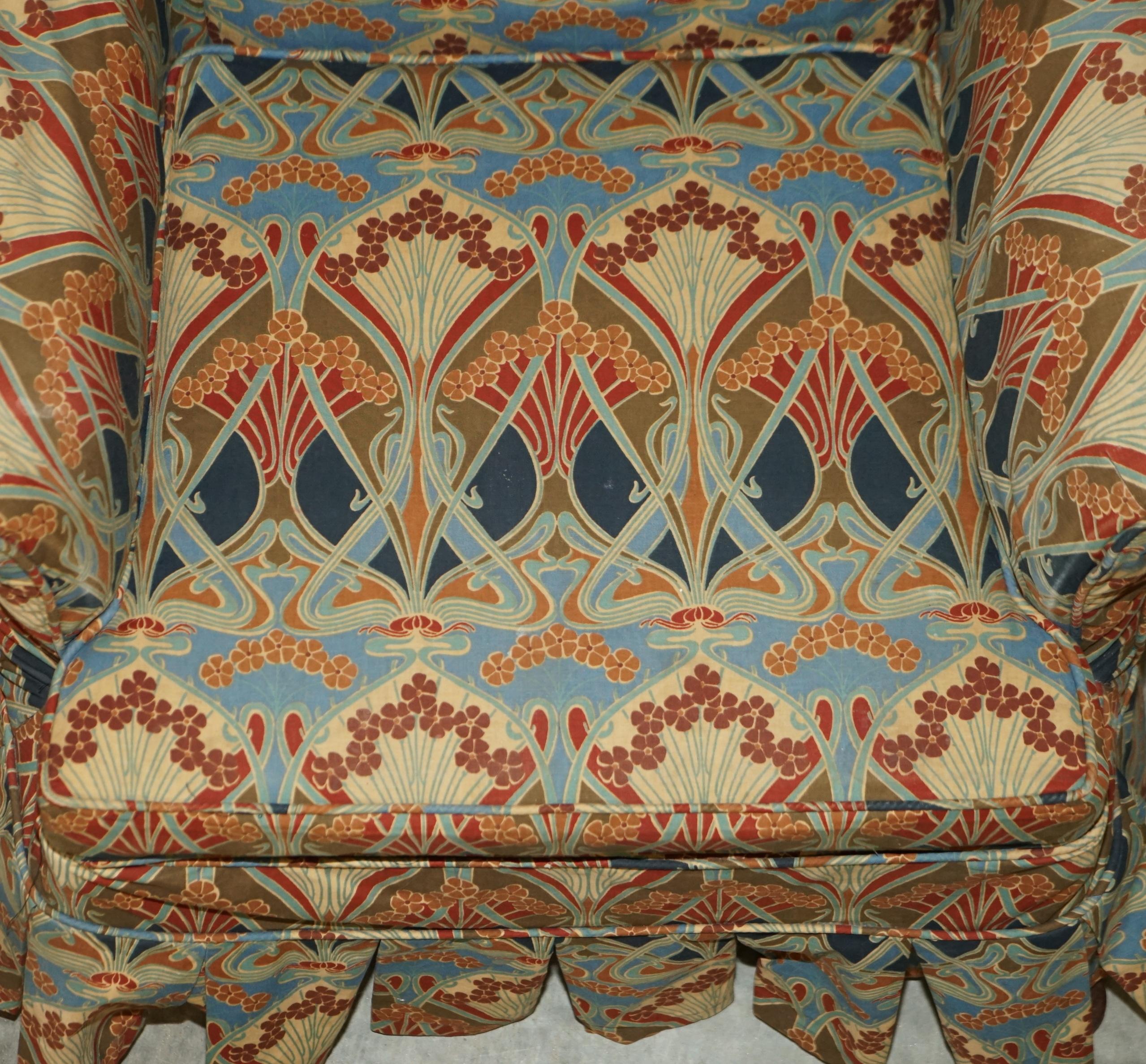 VINTAGE CIRCA 1930'S ENGLISH OAK ARMCHAIR WiTH LIBERTY'S LONDON IANTHE FABRIC For Sale 6