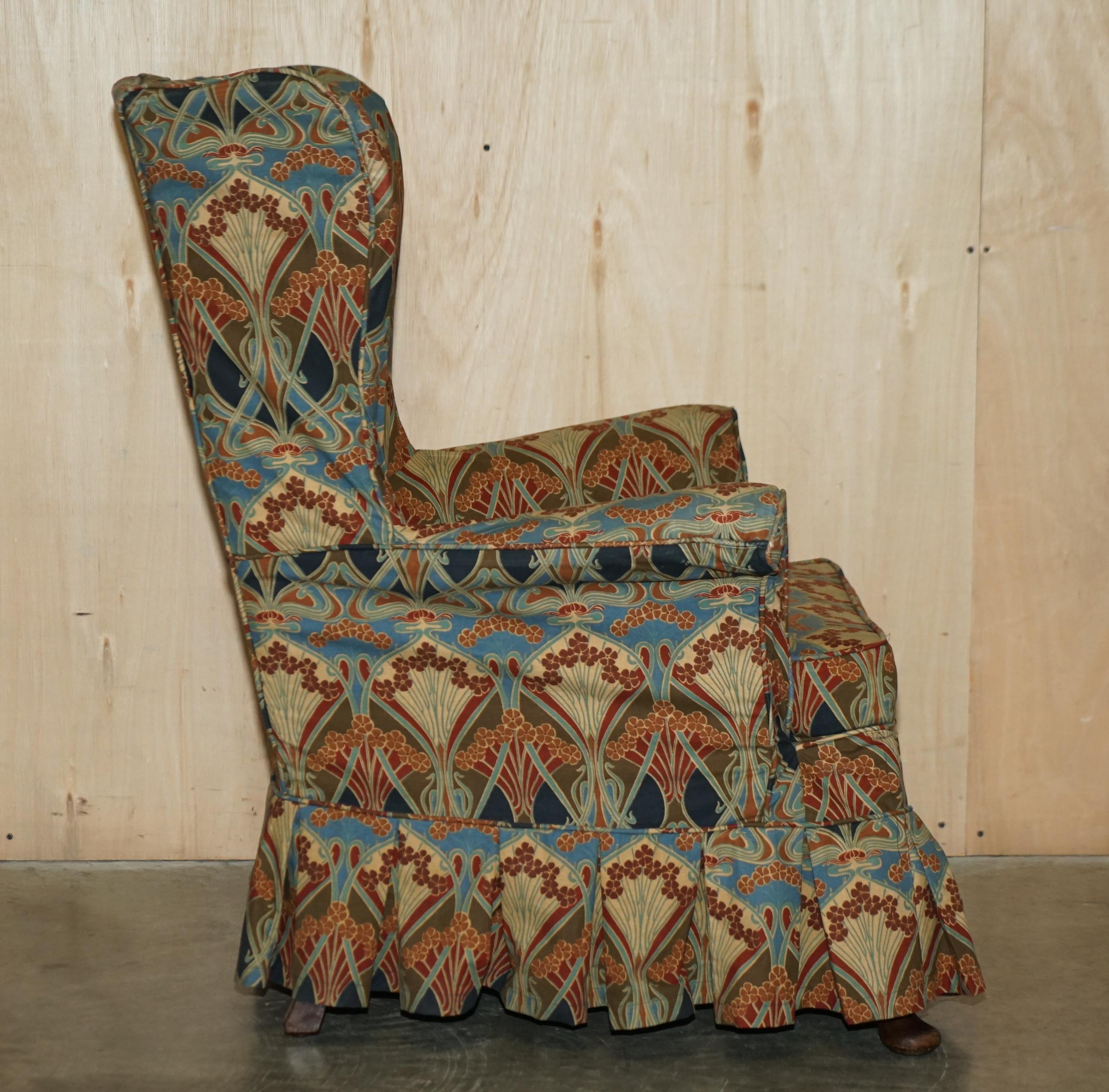 VINTAGE CIRCA 1930'S ENGLISH OAK ARMCHAIR WiTH LIBERTY'S LONDON IANTHE FABRIC For Sale 9