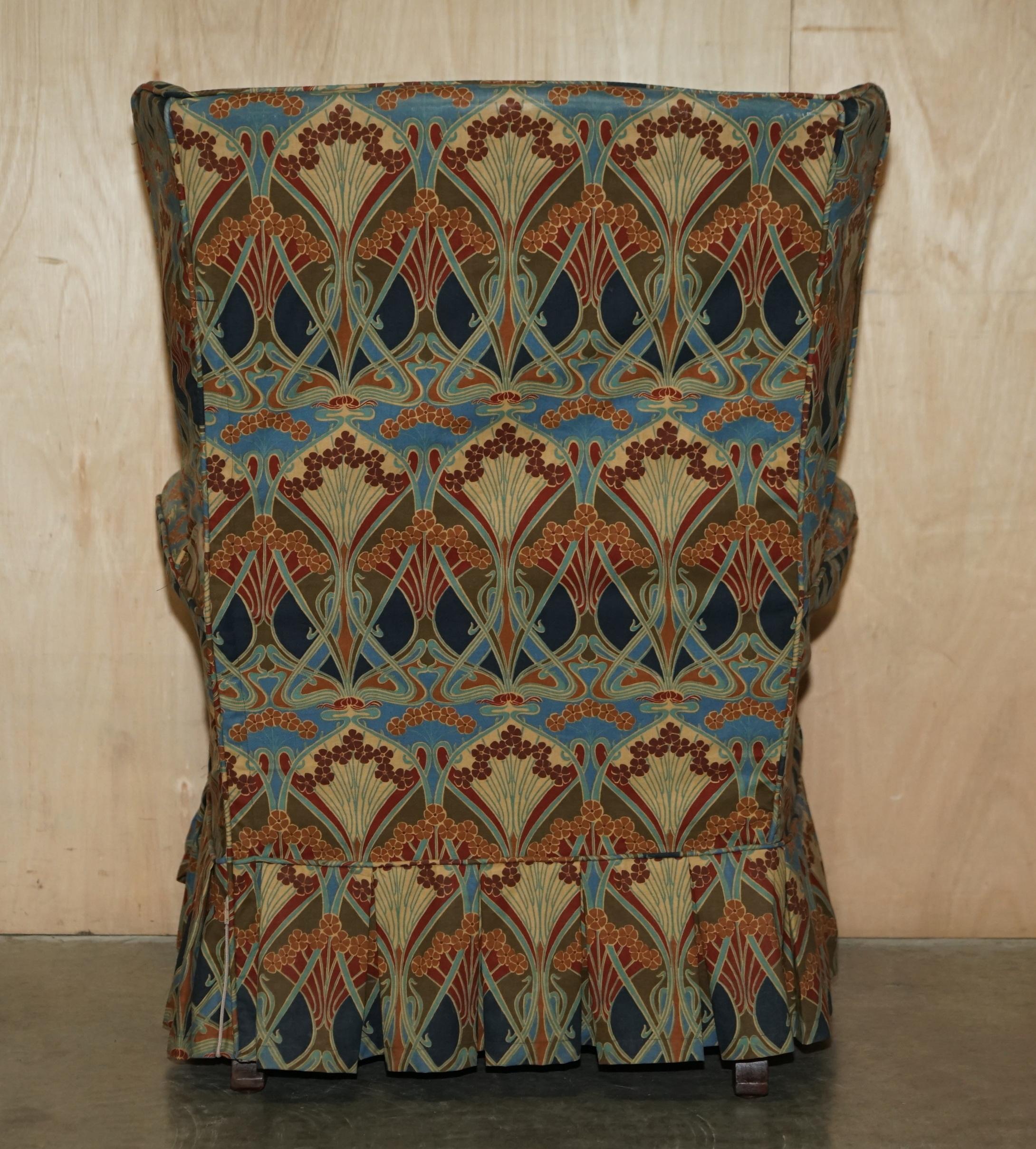VINTAGE CIRCA 1930'S ENGLISH OAK ARMCHAIR WiTH LIBERTY'S LONDON IANTHE FABRIC For Sale 9