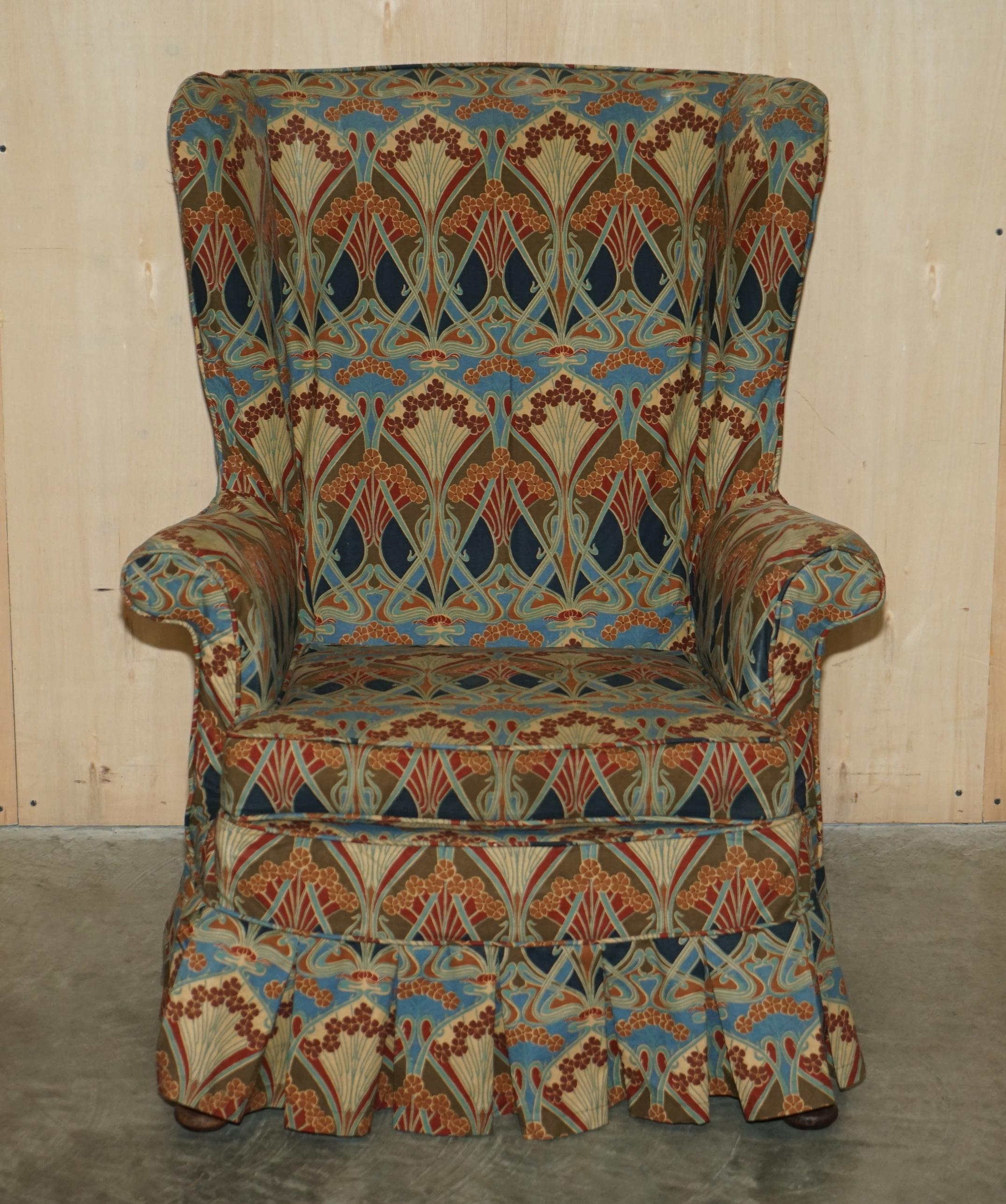 Royal House Antiques

Royal House Antiques a le plaisir de proposer à la vente un superbe fauteuil anglais Wingback des années 1930 avec une housse amovible en tissu Ianthe de Liberty's London. 

Veuillez noter que les frais de livraison indiqués